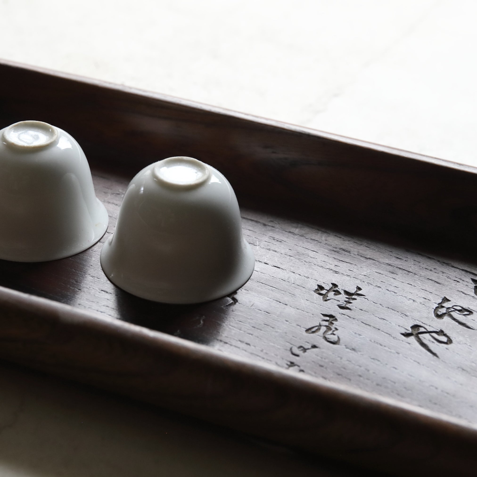 BANDEJA DE TÉ DE MADERA, Con diseño de loto con rana, Período Edo–Meiji(1603–1912 d. C.)