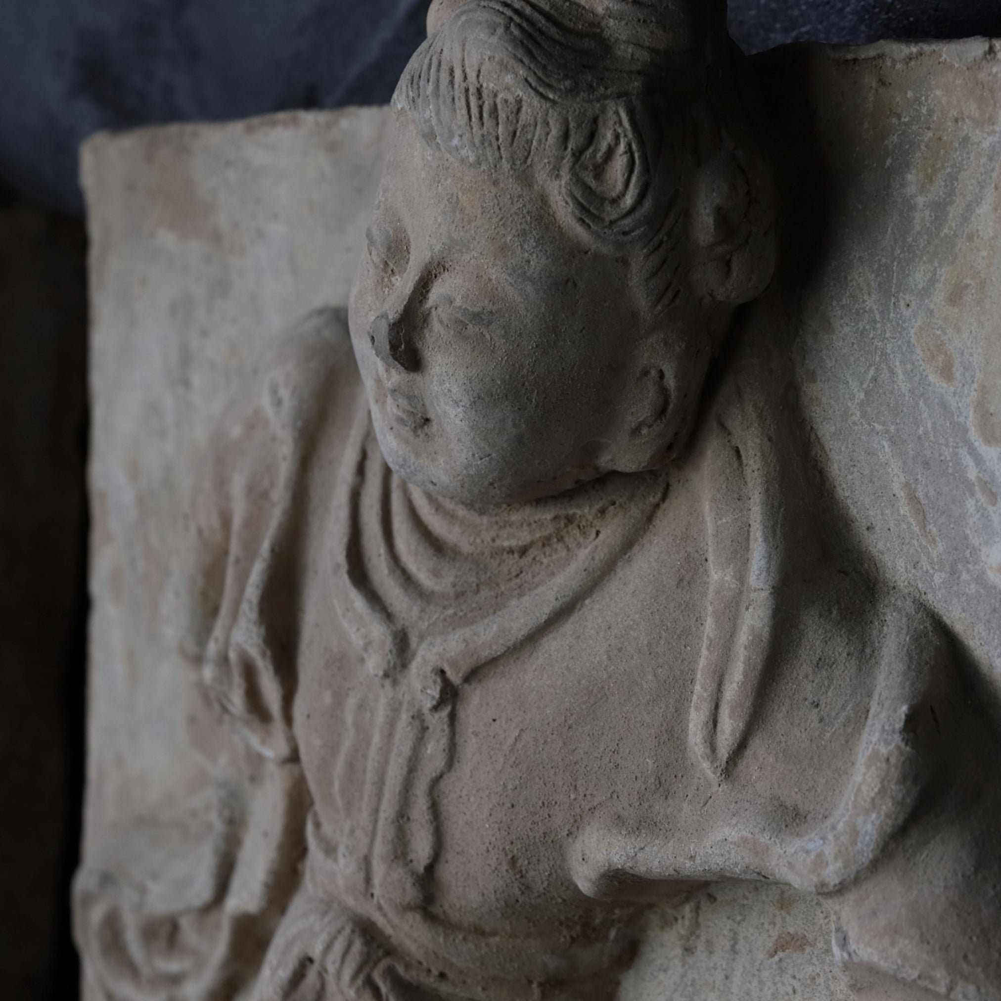 ESTELA DE MÚSICO, Loza de barro gris, par, Dinastía Tang(618–907 d. C.)
