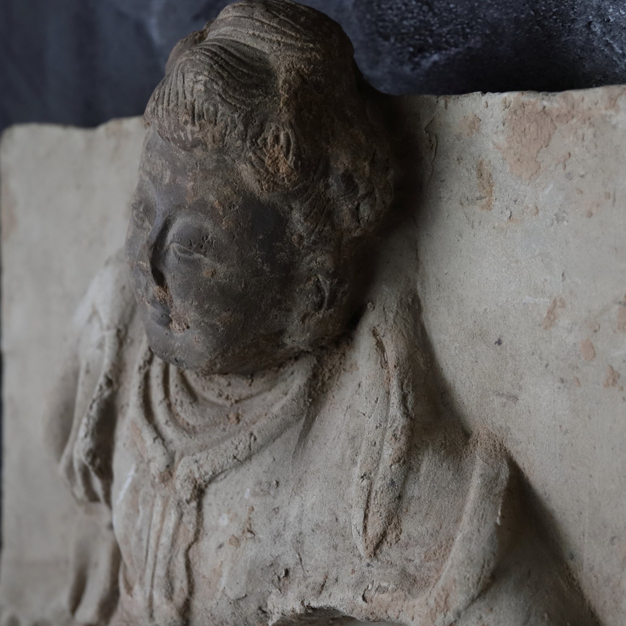 ESTELA DE MÚSICO, Loza de barro gris, par, Dinastía Tang(618–907 d. C.)