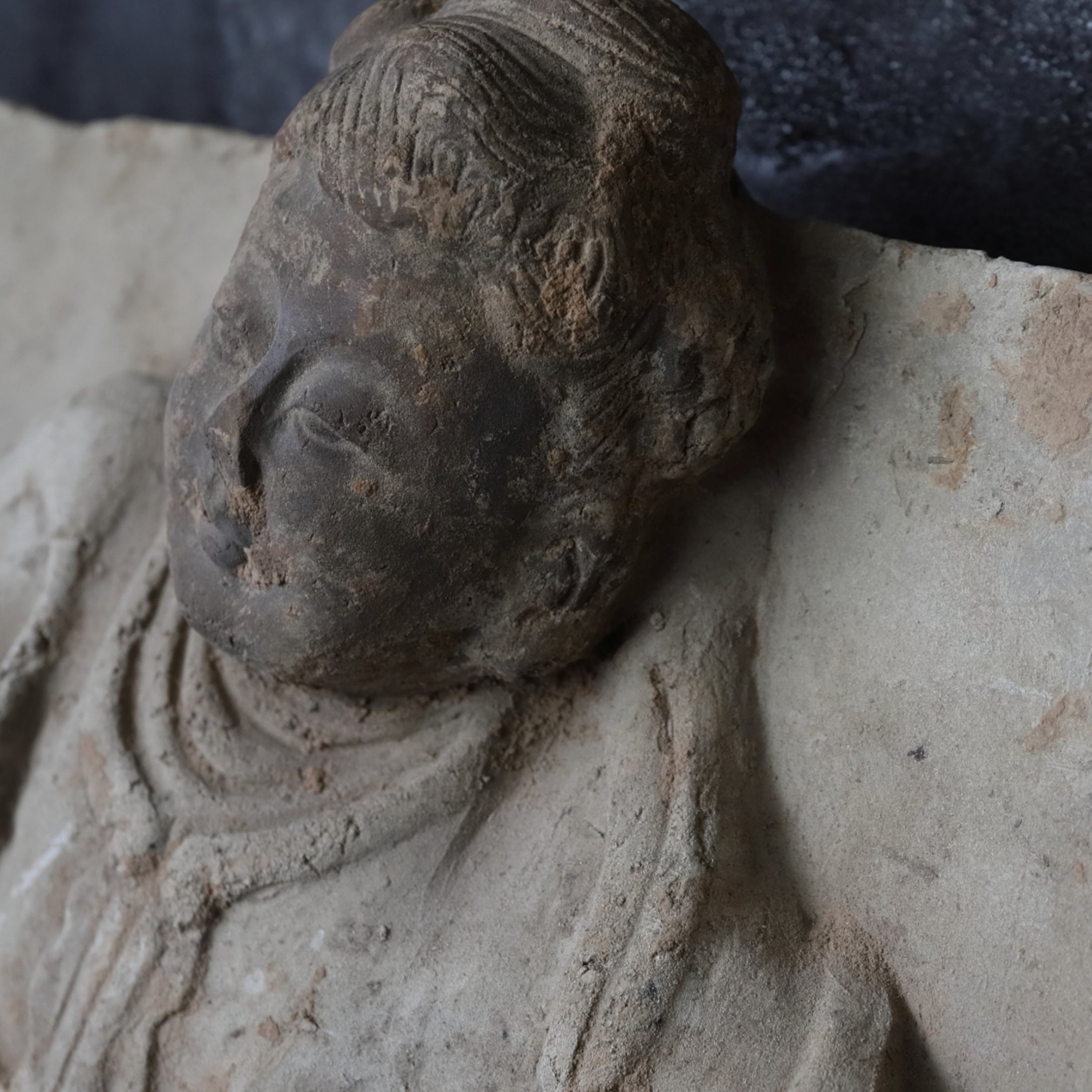 ESTELA DE MÚSICO, Loza de barro gris, par, Dinastía Tang(618–907 d. C.)