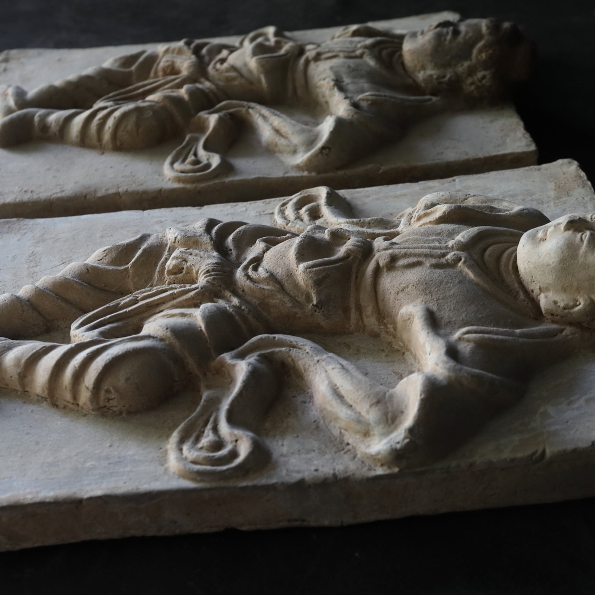 ESTELA DE MÚSICO, Loza de barro gris, par, Dinastía Tang(618–907 d. C.)