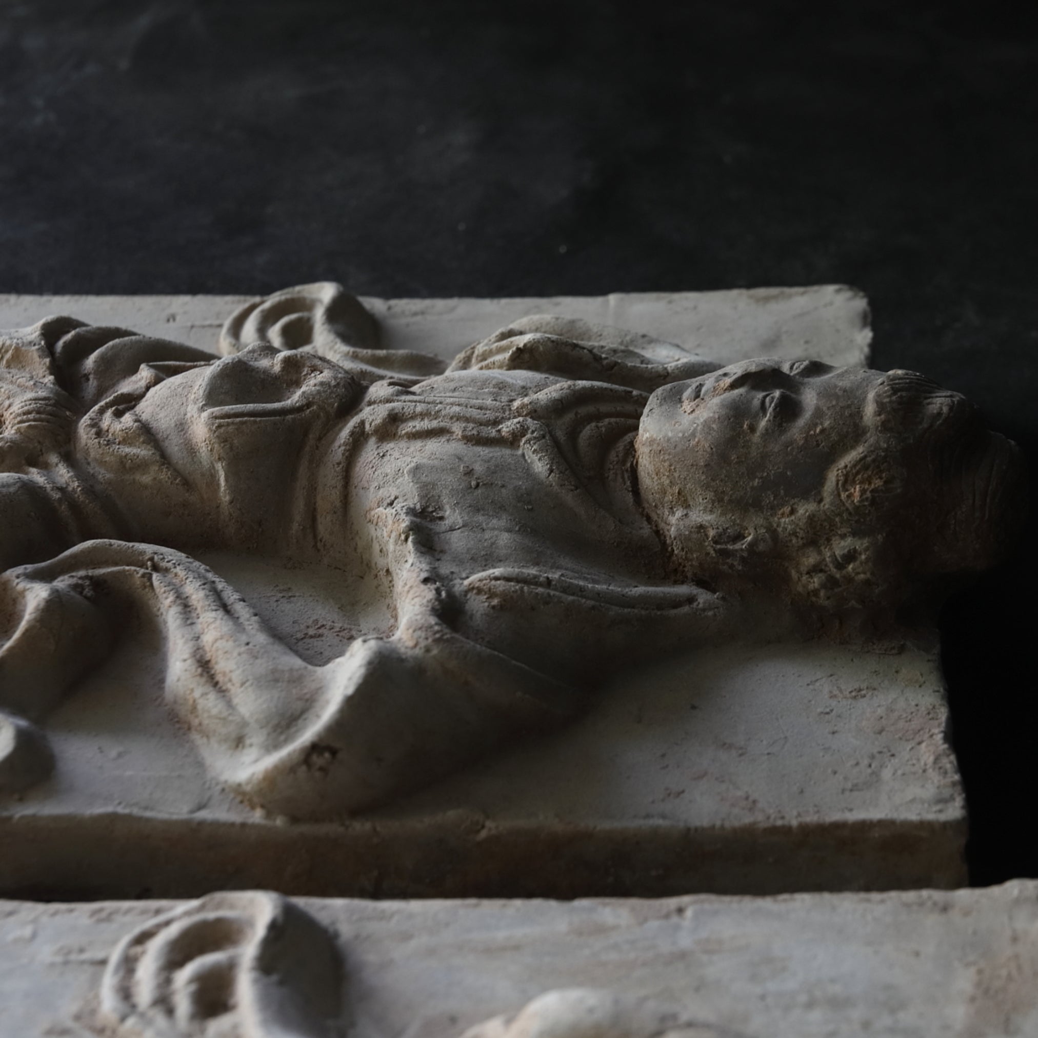 ESTELA DE MÚSICO, Loza de barro gris, par, Dinastía Tang(618–907 d. C.)