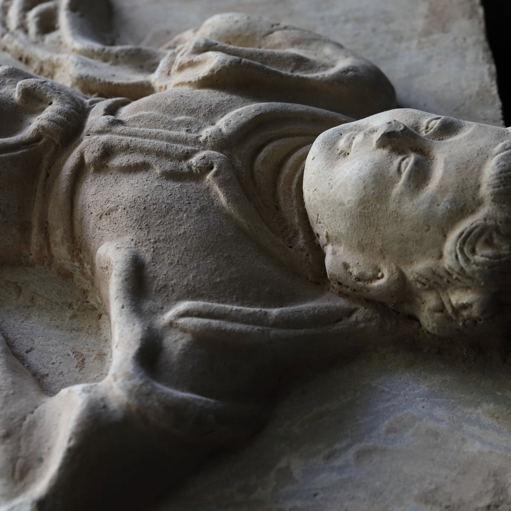 ESTELA DE MÚSICO, Loza de barro gris, par, Dinastía Tang(618–907 d. C.)