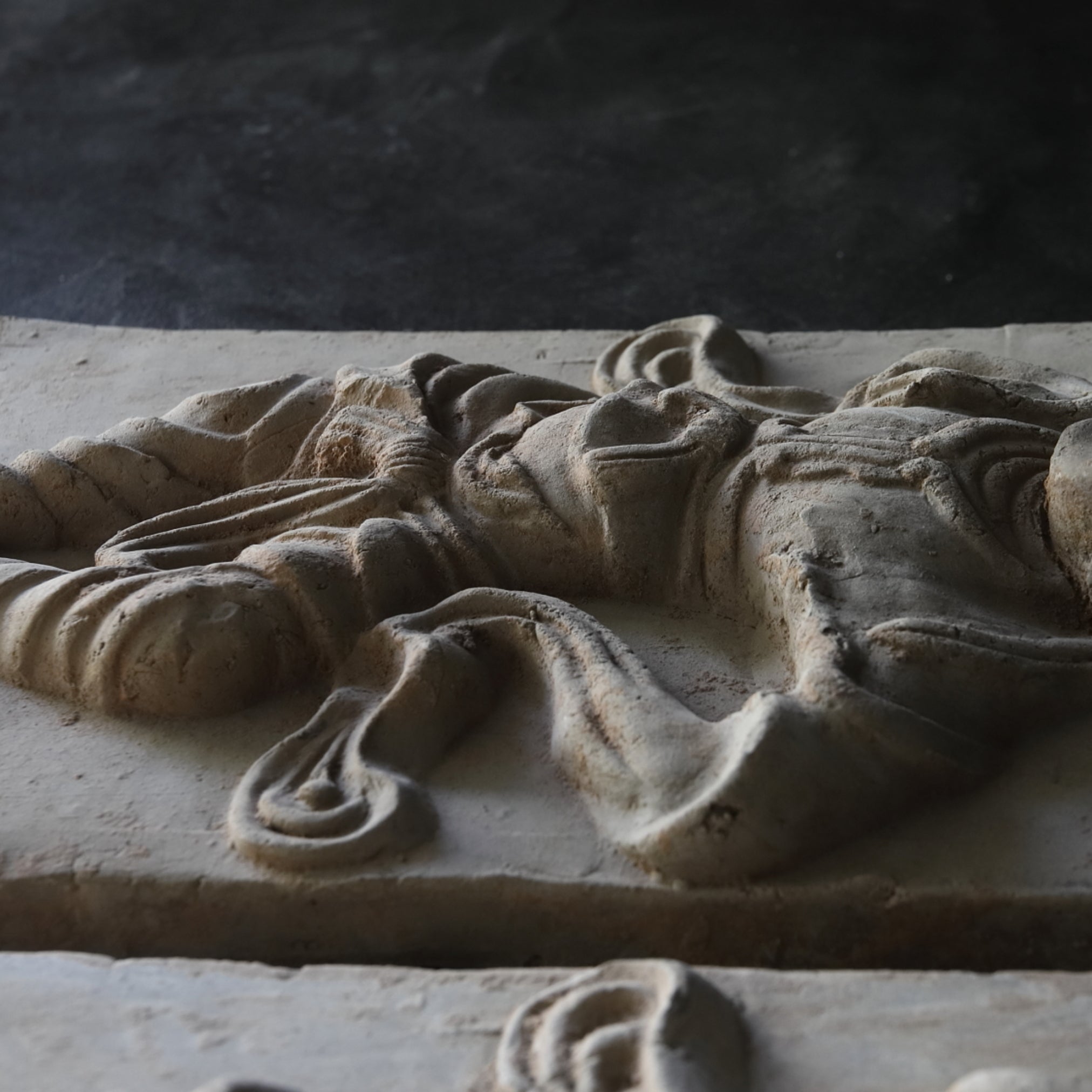 ESTELA DE MÚSICO, Loza de barro gris, par, Dinastía Tang(618–907 d. C.)