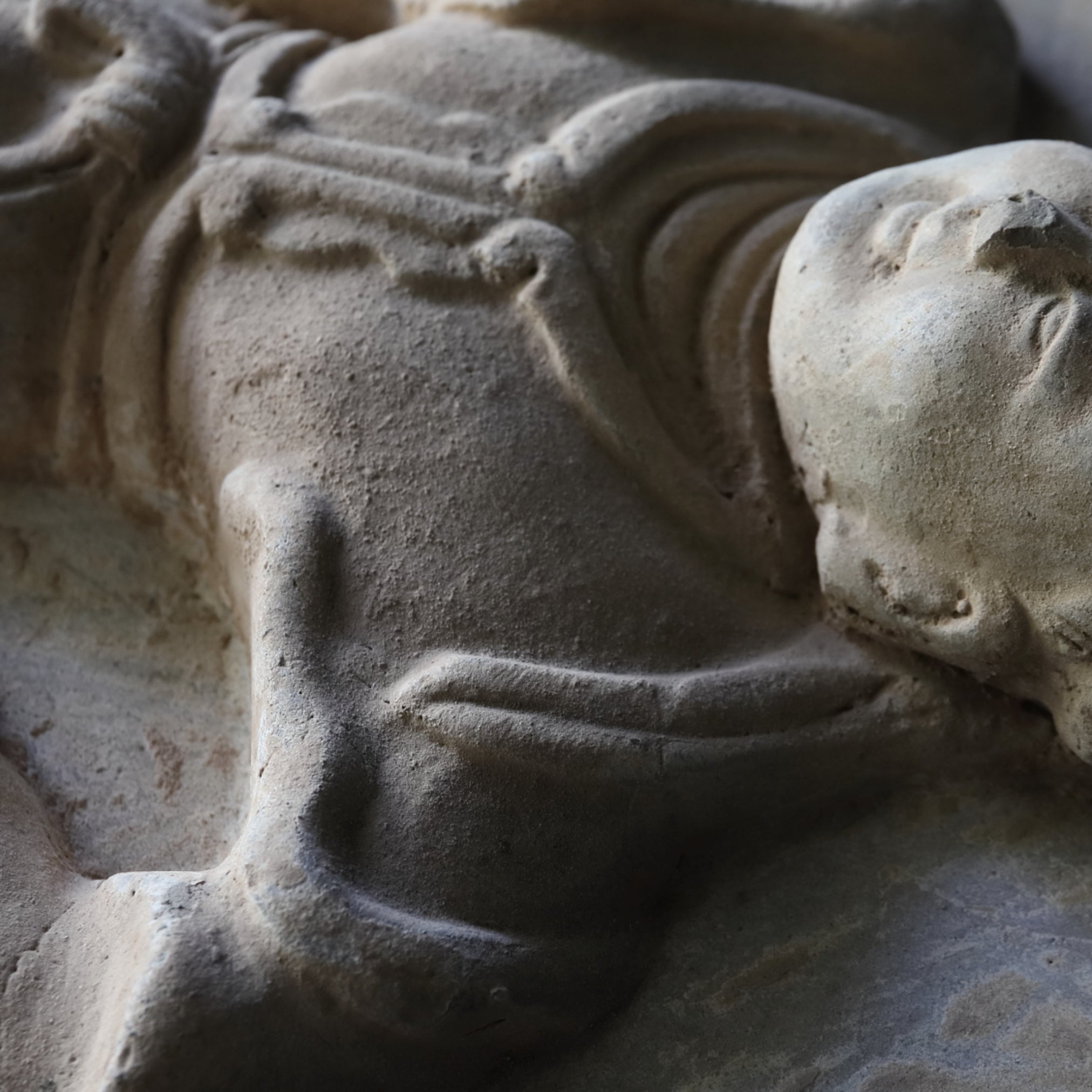 ESTELA DE MÚSICO, Loza de barro gris, par, Dinastía Tang(618–907 d. C.)