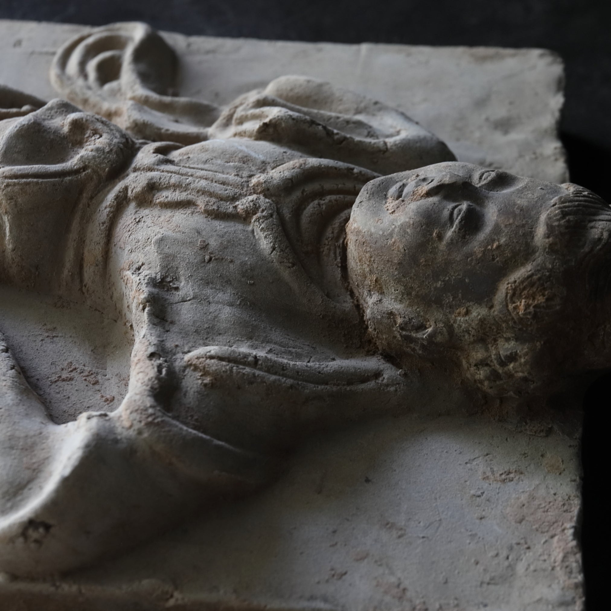 ESTELA DE MÚSICO, Loza de barro gris, par, Dinastía Tang(618–907 d. C.)
