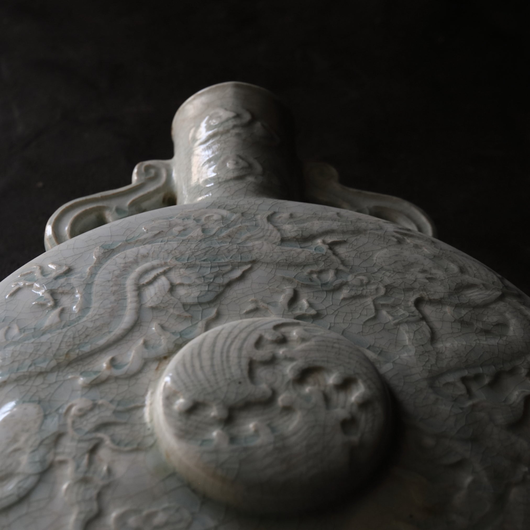 GROSSER FLACHKRUG, Qingbai mit henkeln, Ming–Qing-Dynastie(1368–1911 n. Chr.)