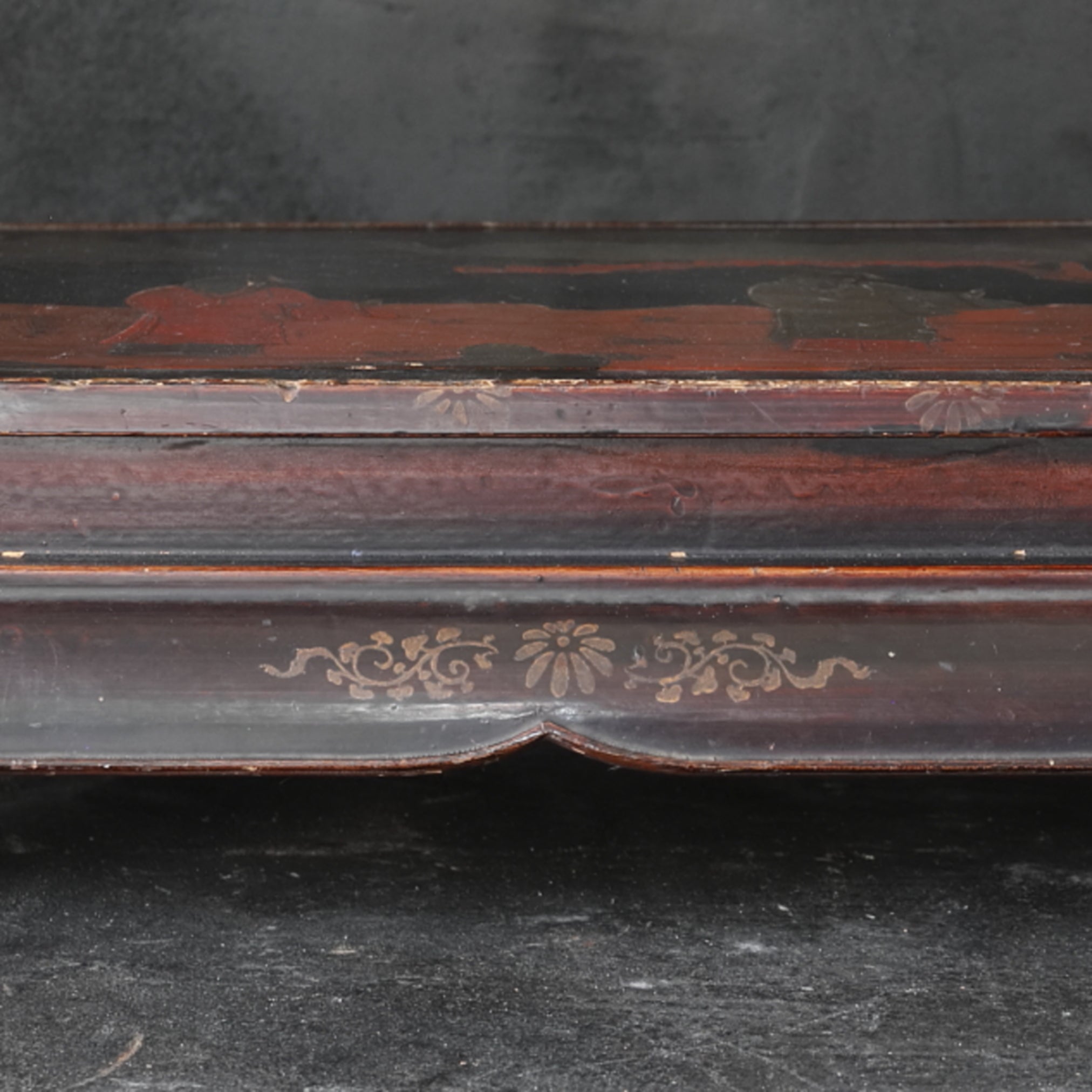 LOW TABLE, Old-lacquered with pavilion, landscape, and figure design, a, Qing Dynasty(1616–1911CE)