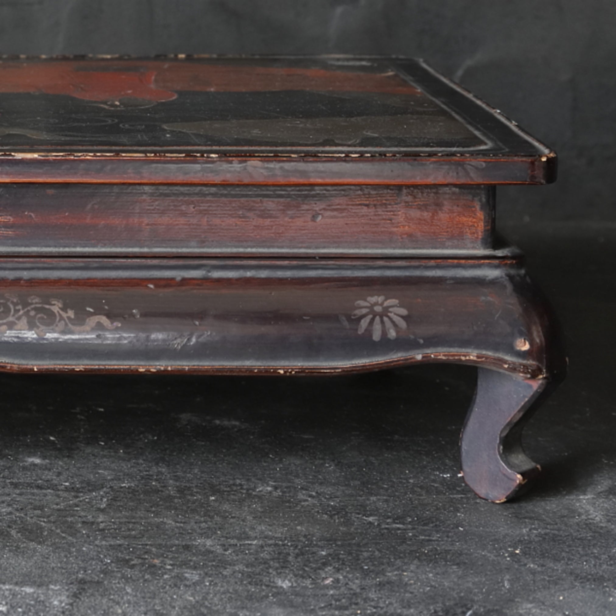 LOW TABLE, Old-lacquered with pavilion, landscape, and figure design, a, Qing Dynasty(1616–1911CE)