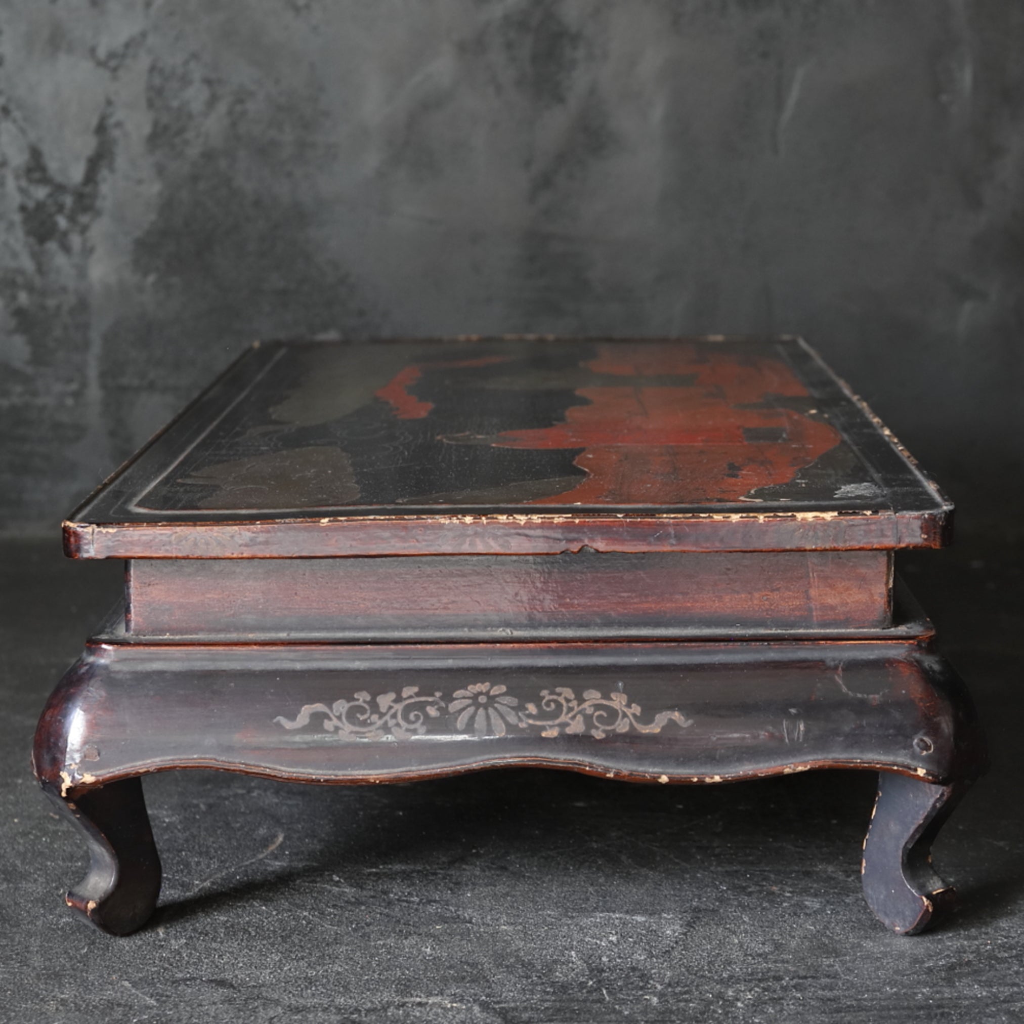 LOW TABLE, Old-lacquered with pavilion, landscape, and figure design, a, Qing Dynasty(1616–1911CE)