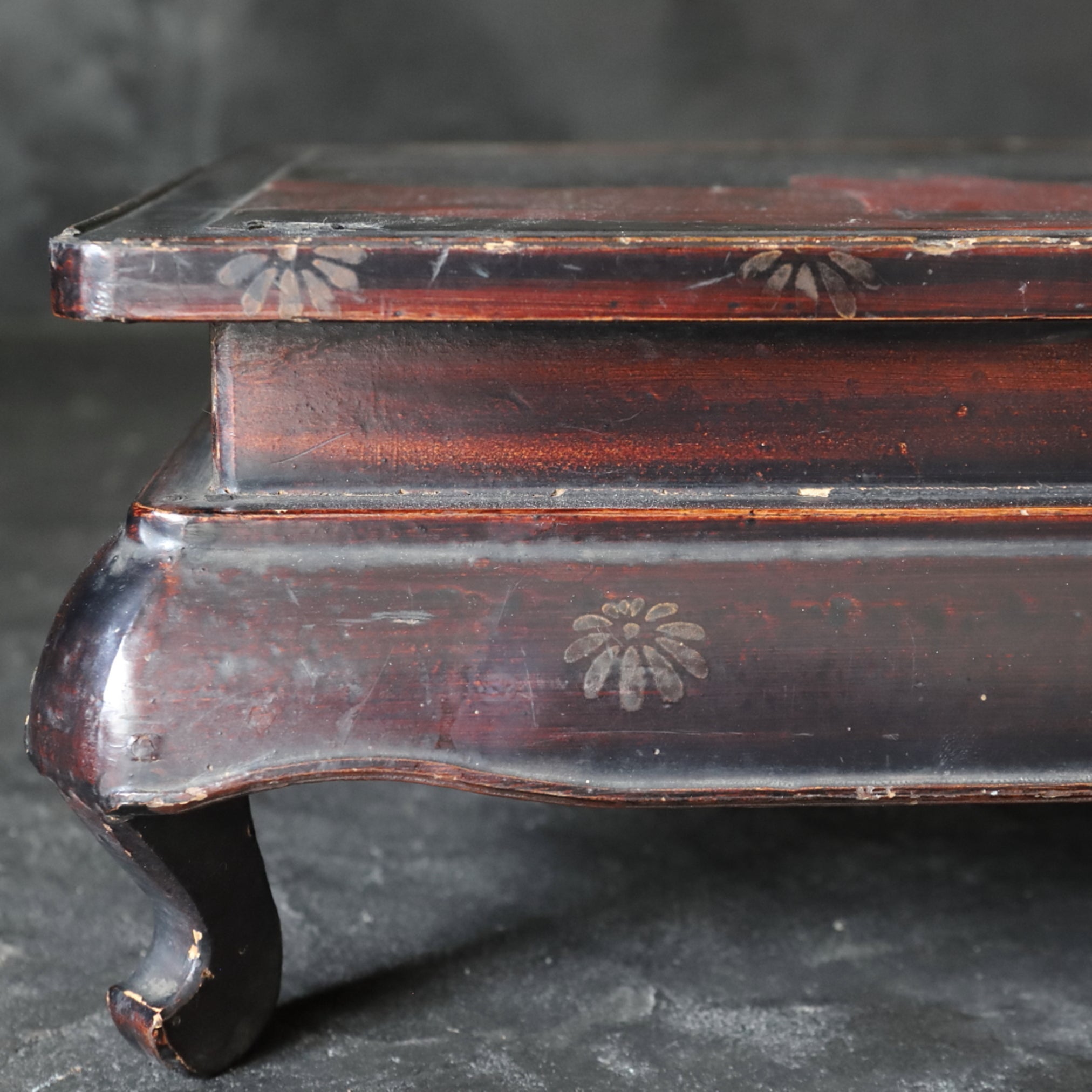 LOW TABLE, Old-lacquered with pavilion, landscape, and figure design, a, Qing Dynasty(1616–1911CE)
