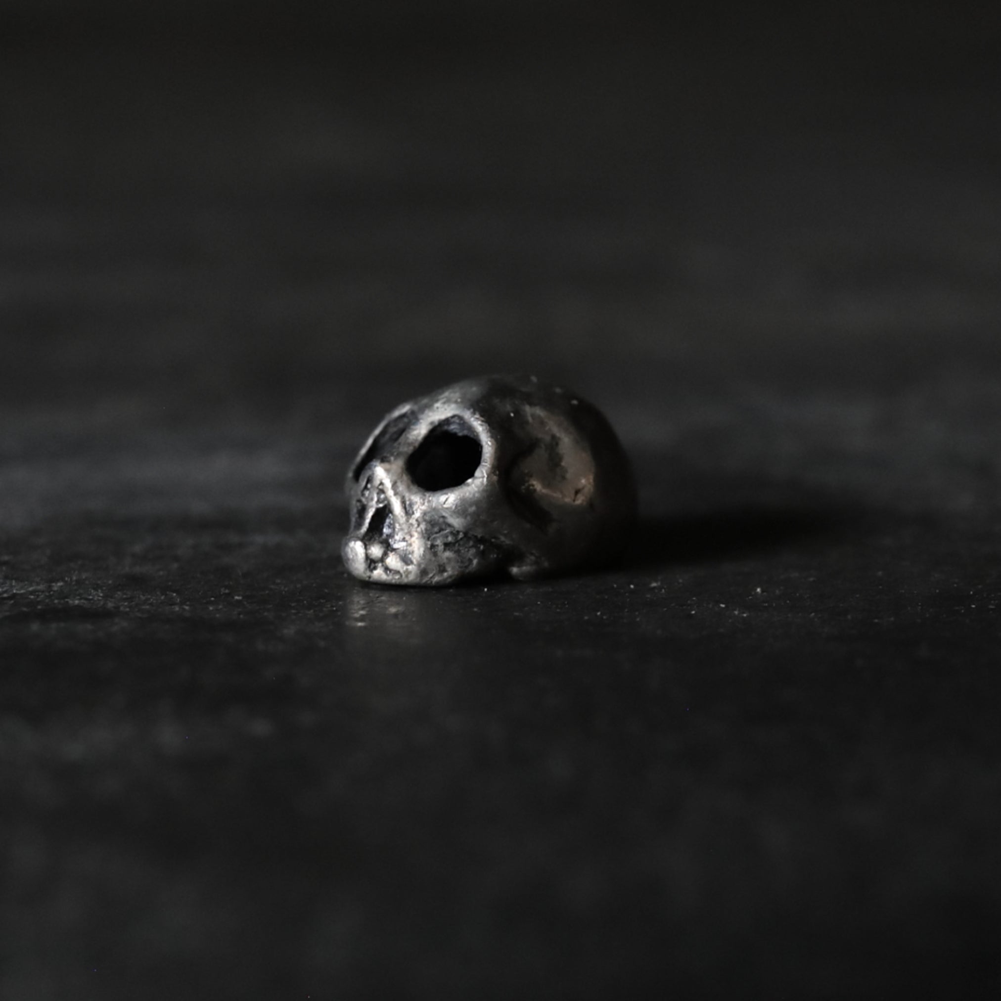 NETSUKE D'ARGENTO, Con teschio
