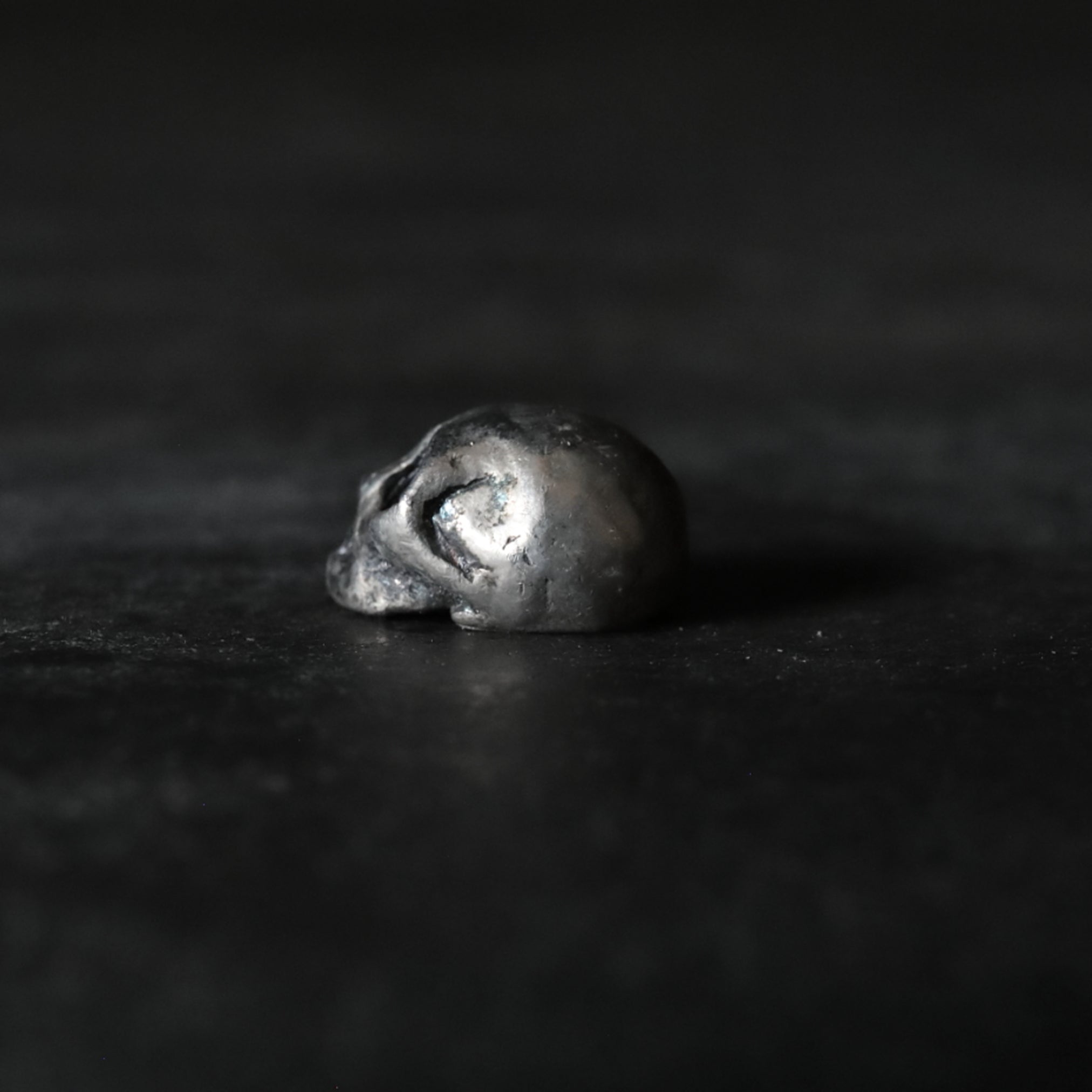 NETSUKE DE PLATA, Con calavera