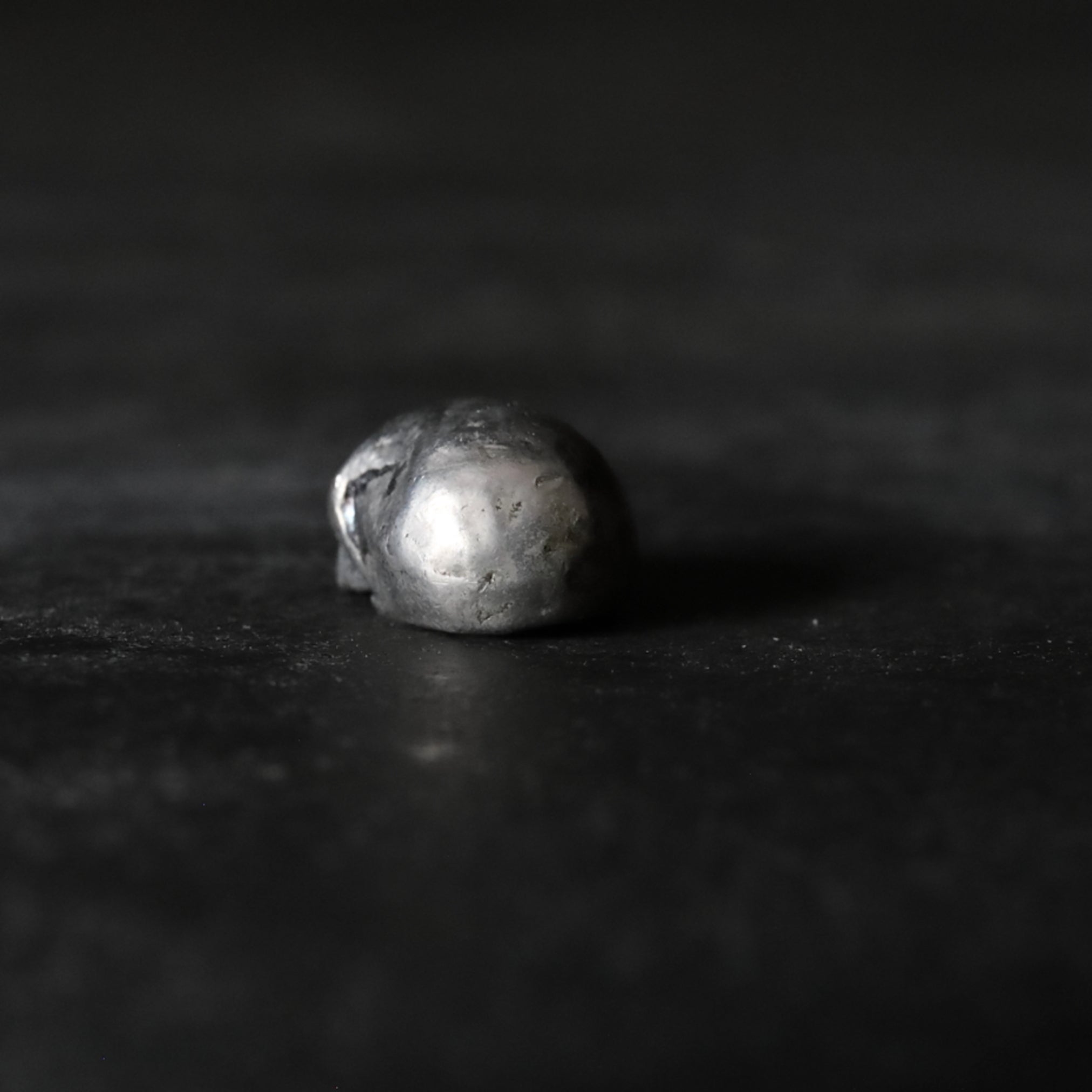 NETSUKE DE PLATA, Con calavera