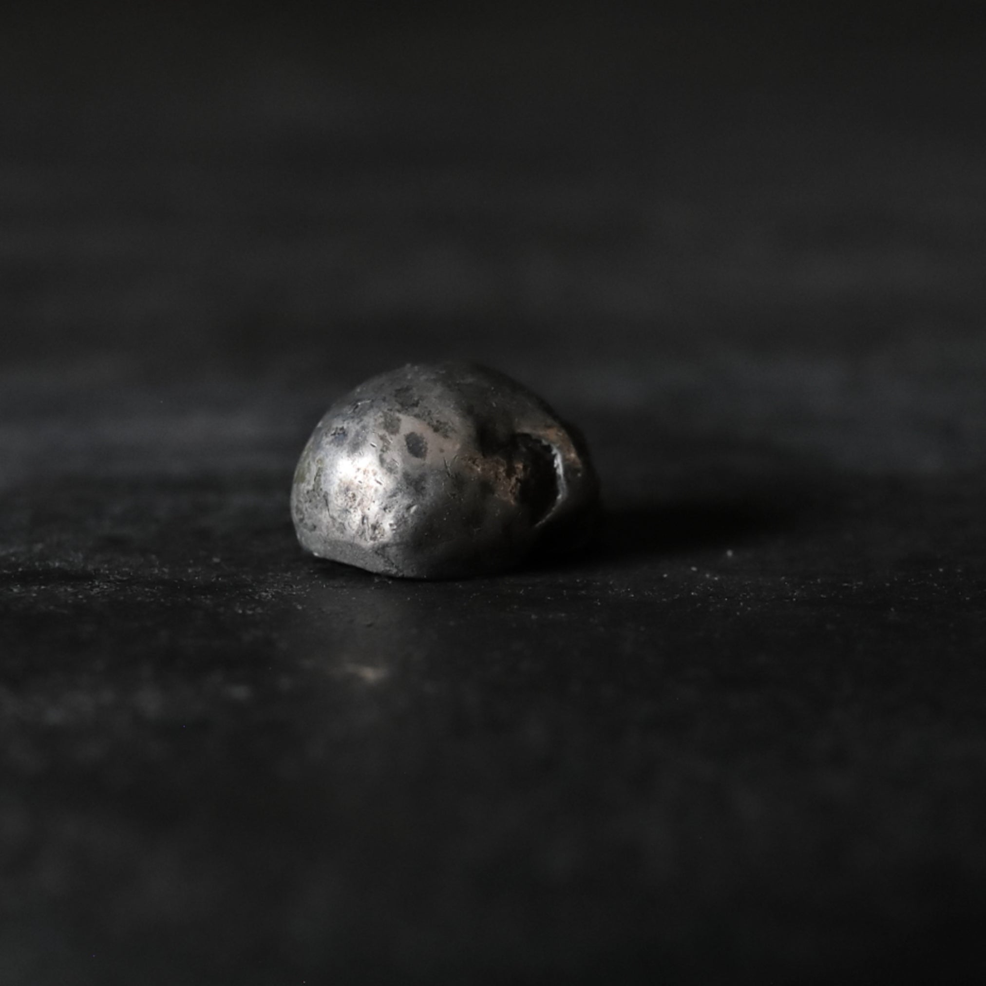 NETSUKE DE PLATA, Con calavera