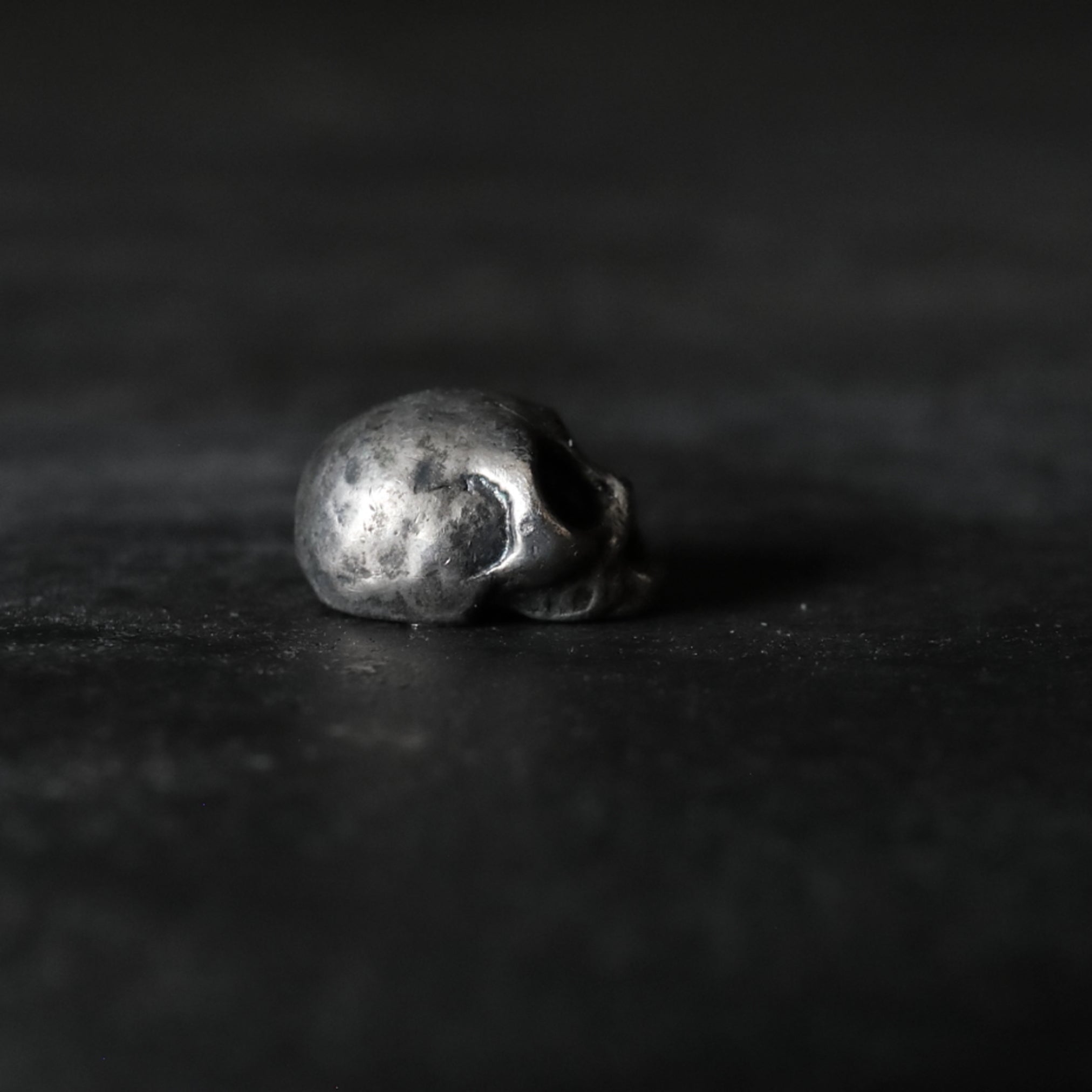 NETSUKE DE PLATA, Con calavera