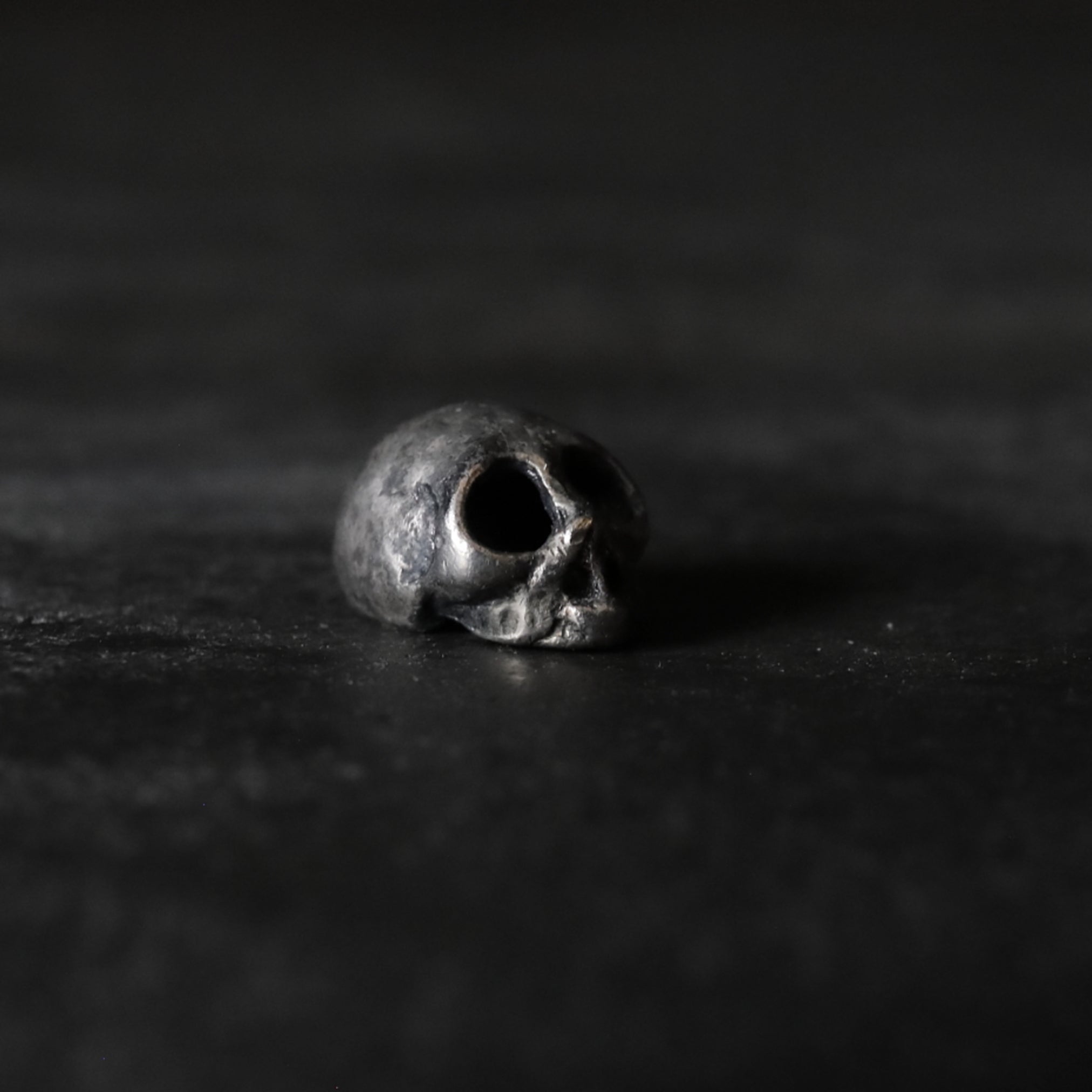 NETSUKE DE PLATA, Con calavera