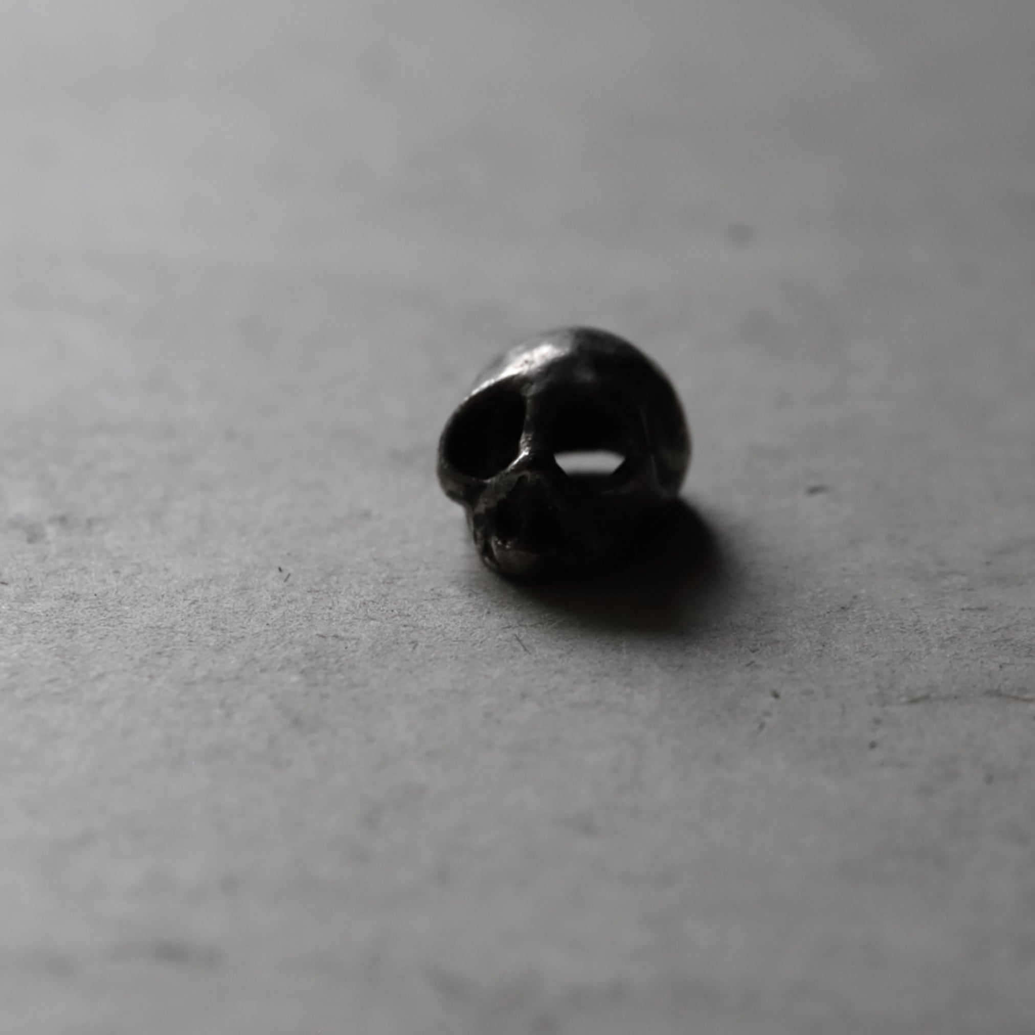 NETSUKE DE PLATA, Con calavera