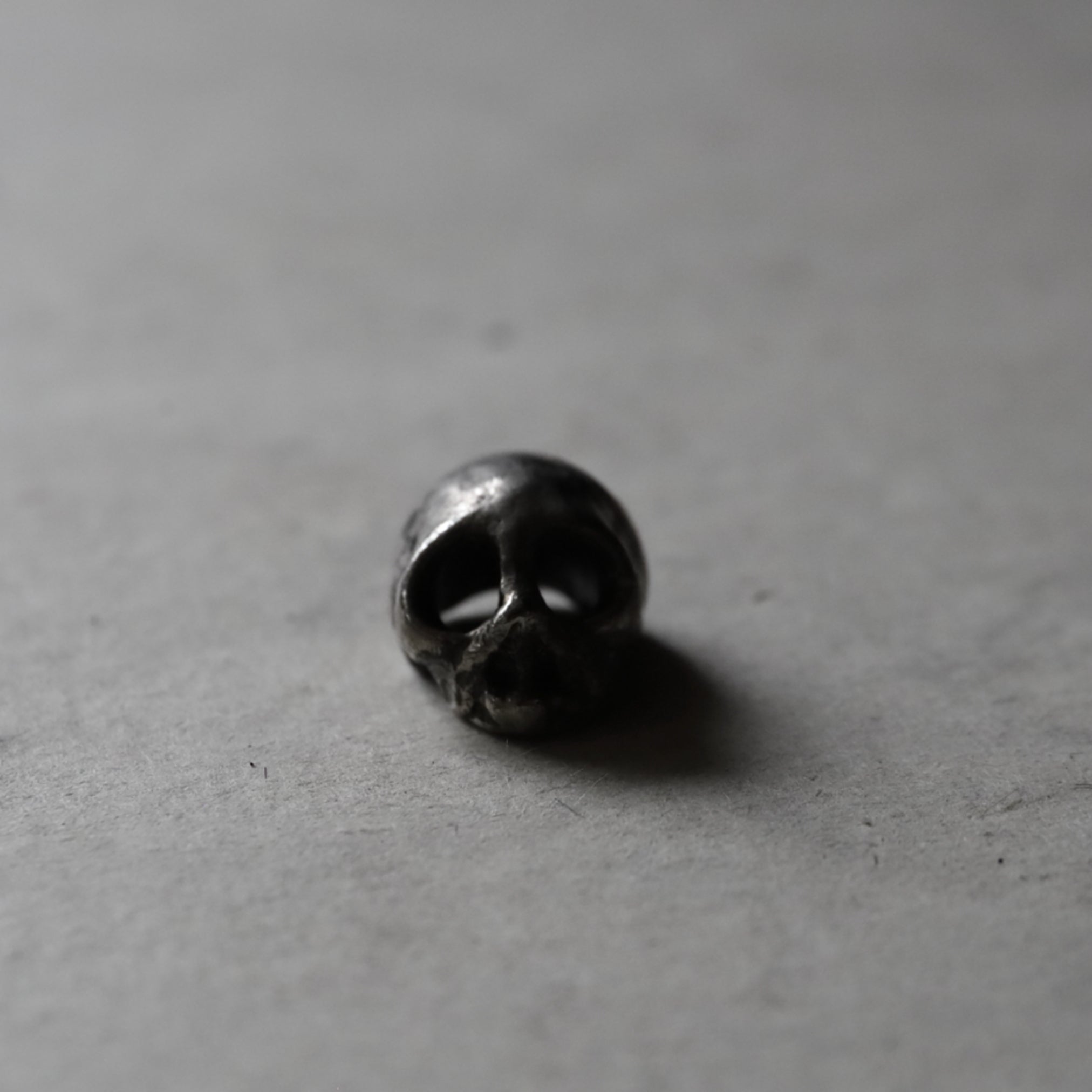 NETSUKE DE PLATA, Con calavera