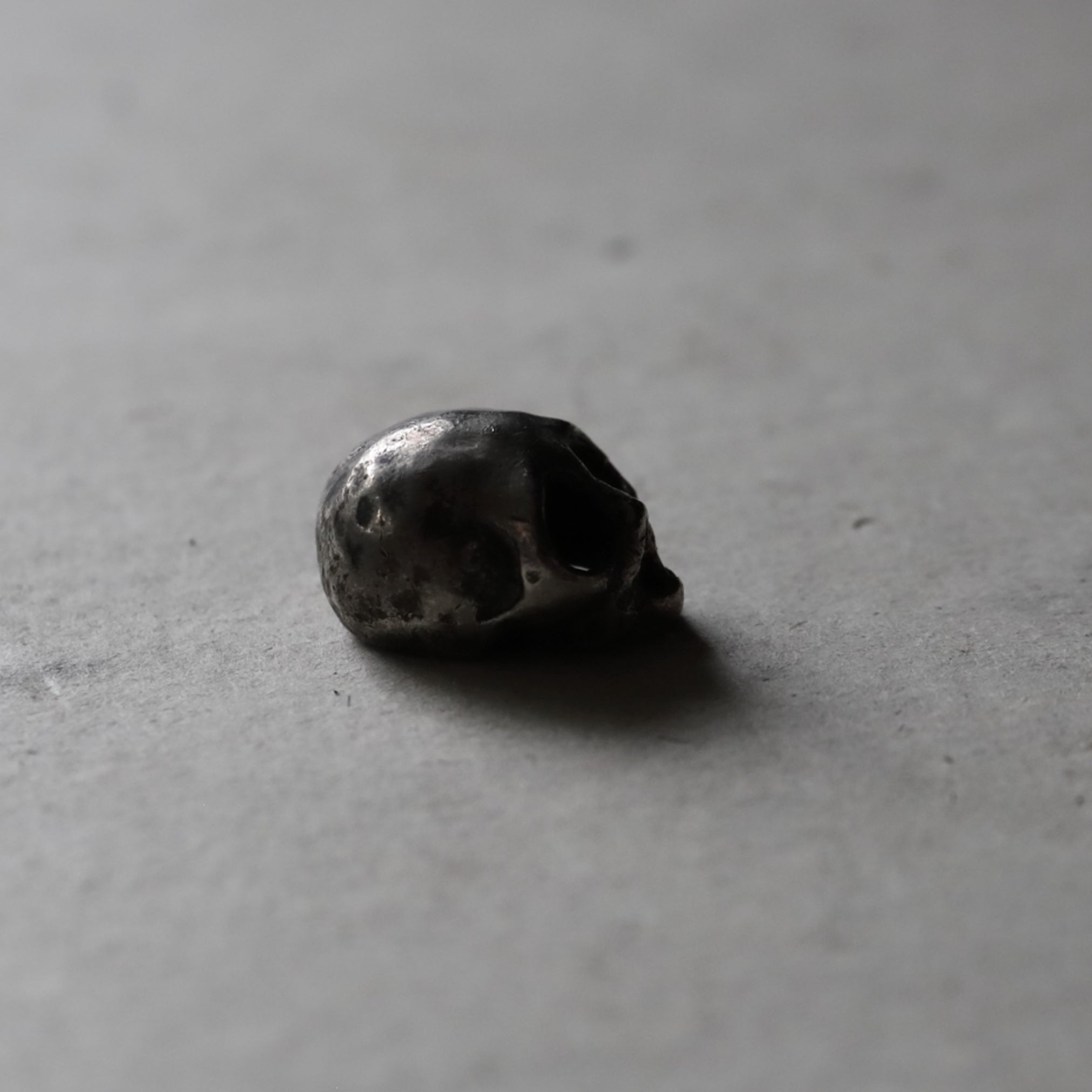 NETSUKE DE PLATA, Con calavera