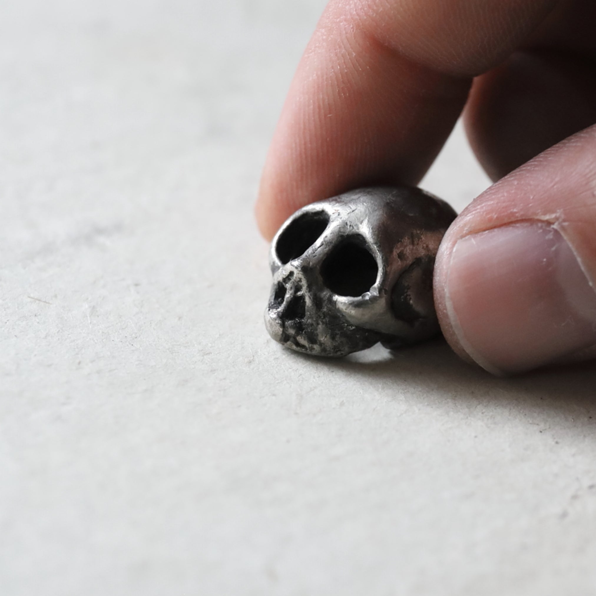 NETSUKE DE PLATA, Con calavera