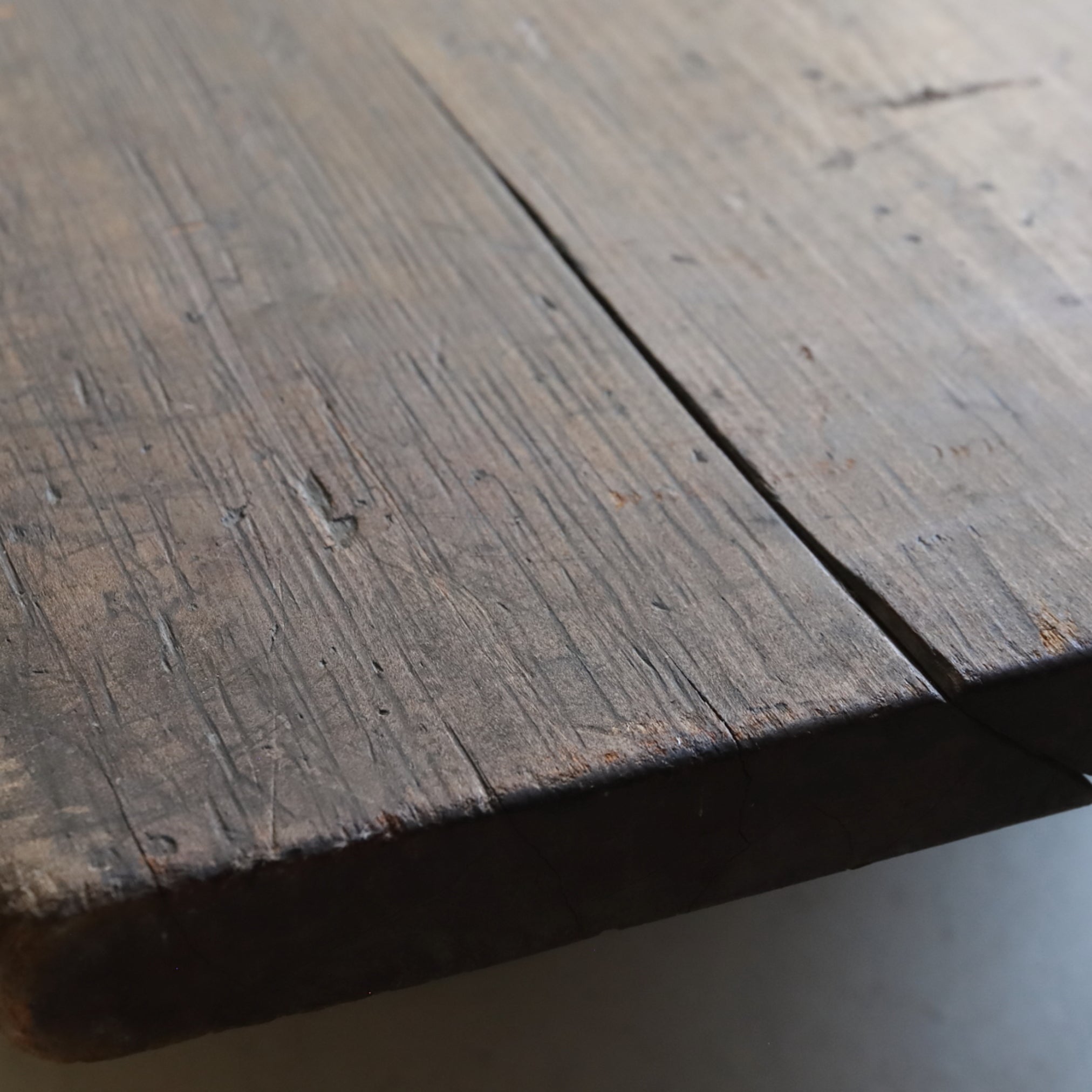 MESA DE CORTE, Edad Moderna Temprana(Siglos XVI–XIX)