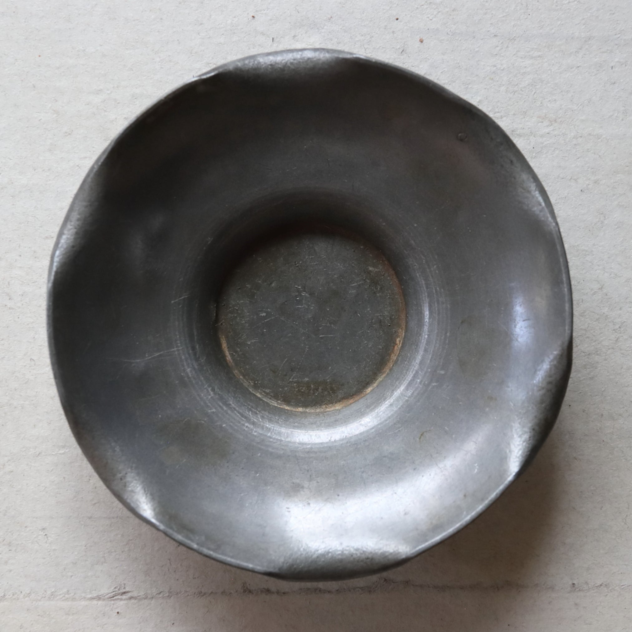 صحن فنجان زهري اللوتس قصديري قديم، علامة زويشون، طقم من ٥ قطع ، عهد أسرة تشينغ(1616–1911 ميلاديًا)
