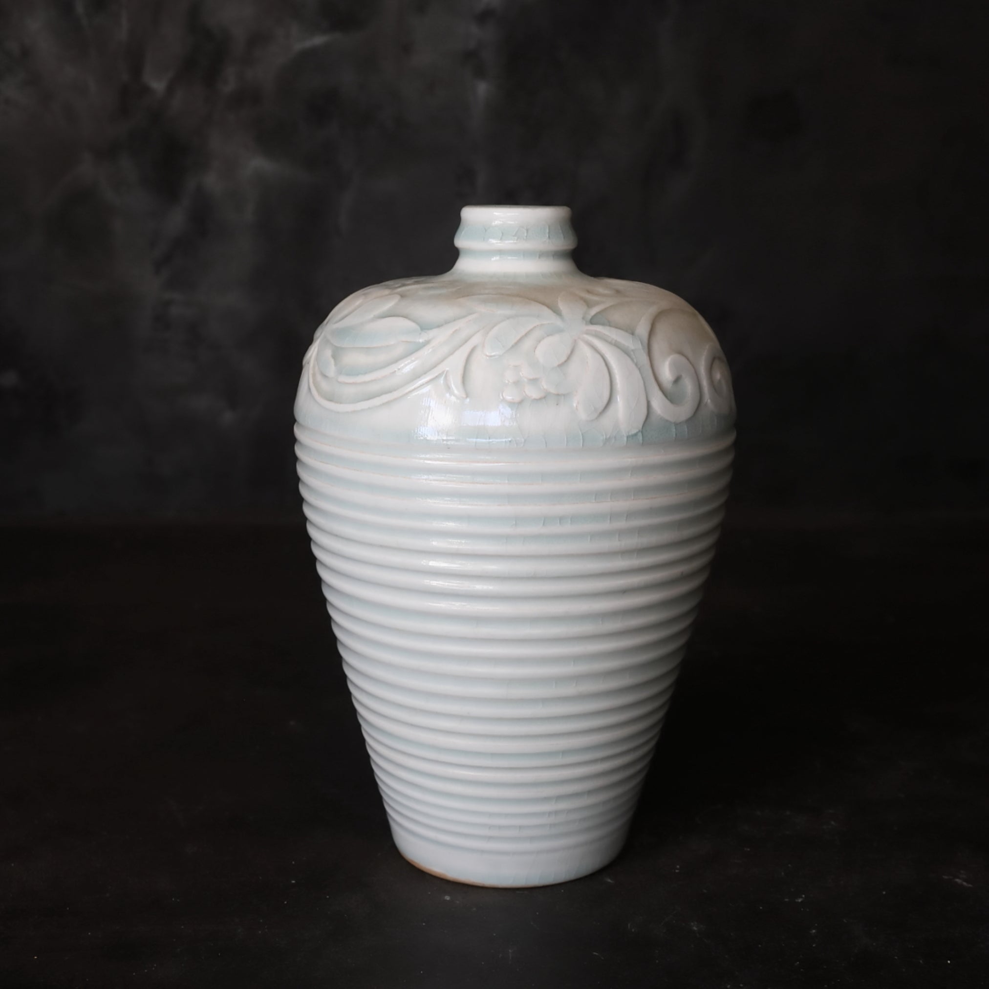 MEIPING, Qingbai con tallado en relieve diseño floral, Dinastía Ming–Qing(1368–1911 d. C.)