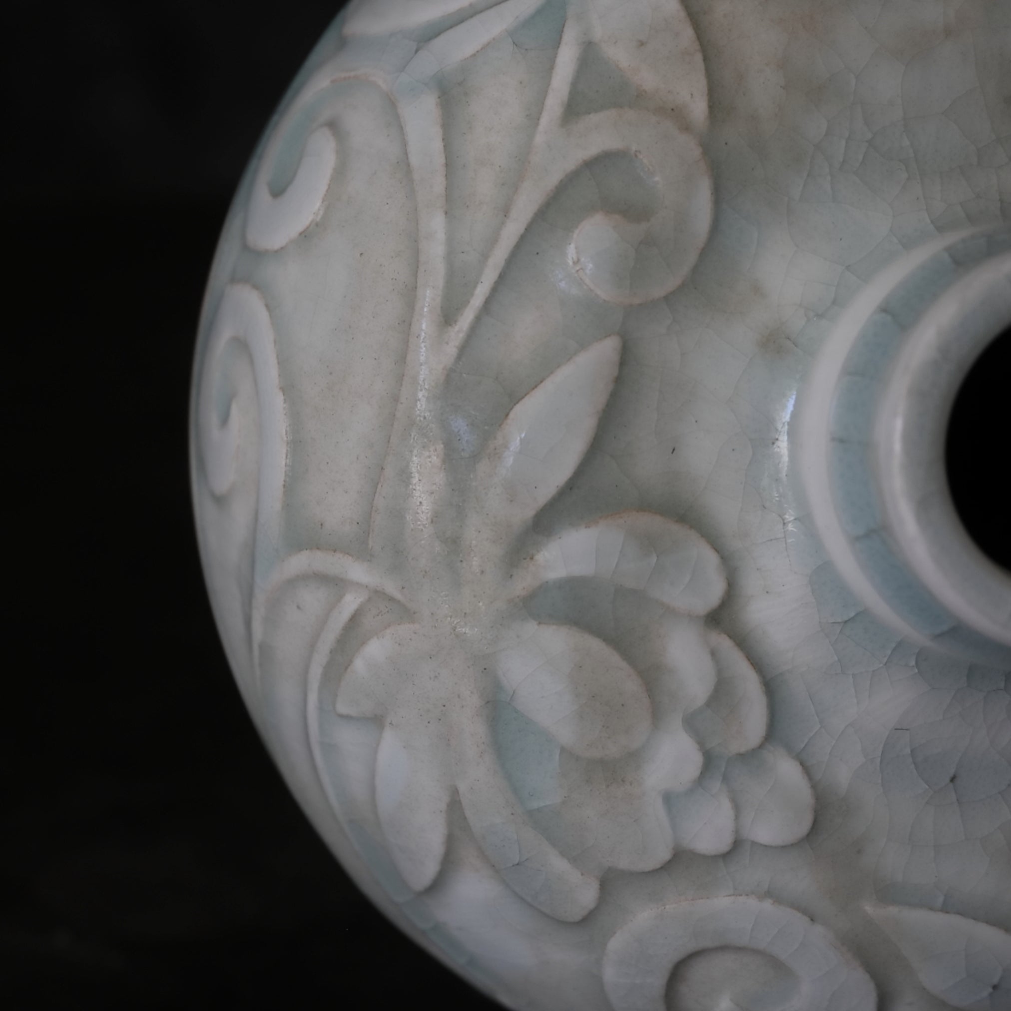 MEIPING, Qingbai con tallado en relieve diseño floral, Dinastía Ming–Qing(1368–1911 d. C.)