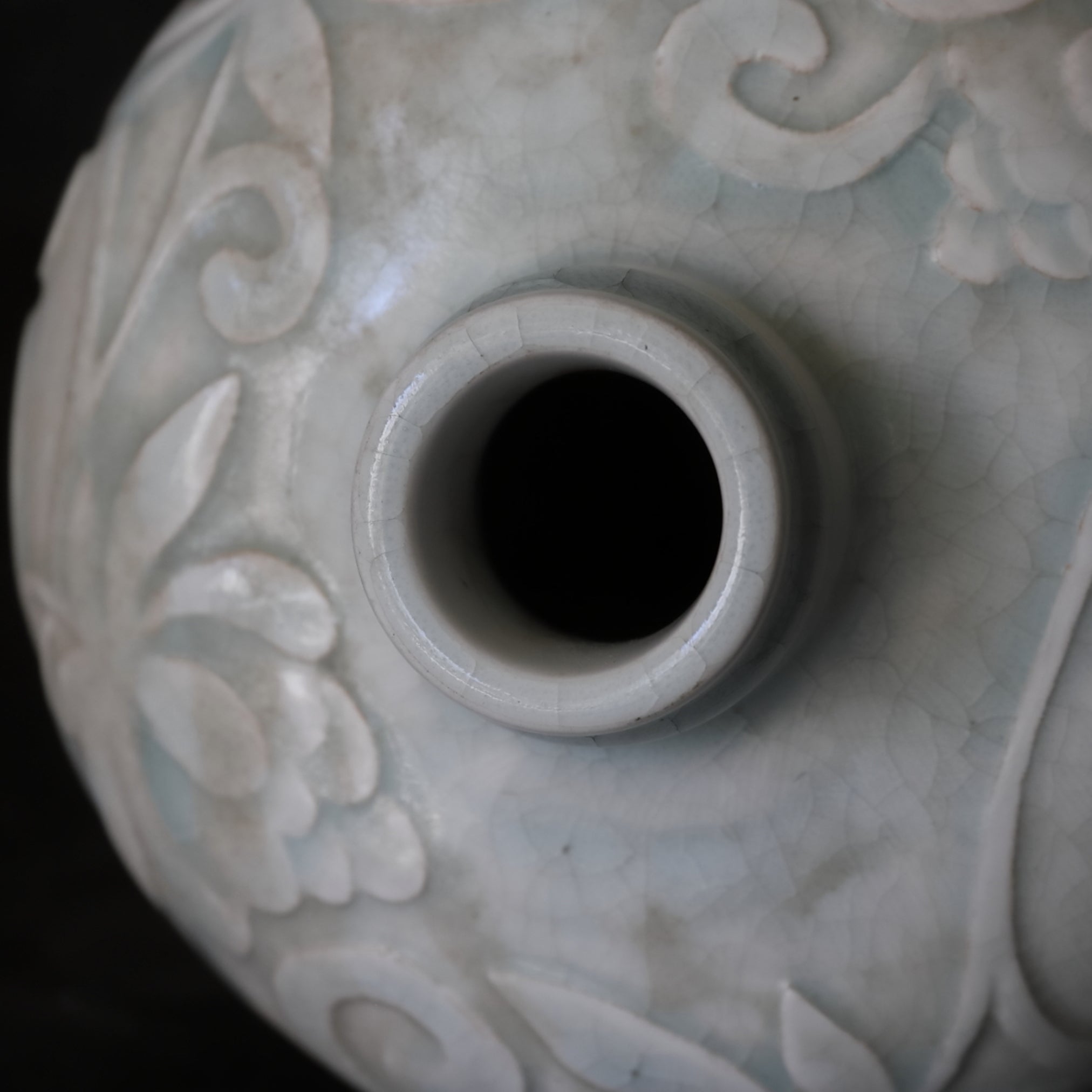 MEIPING, Qingbai con tallado en relieve diseño floral, Dinastía Ming–Qing(1368–1911 d. C.)