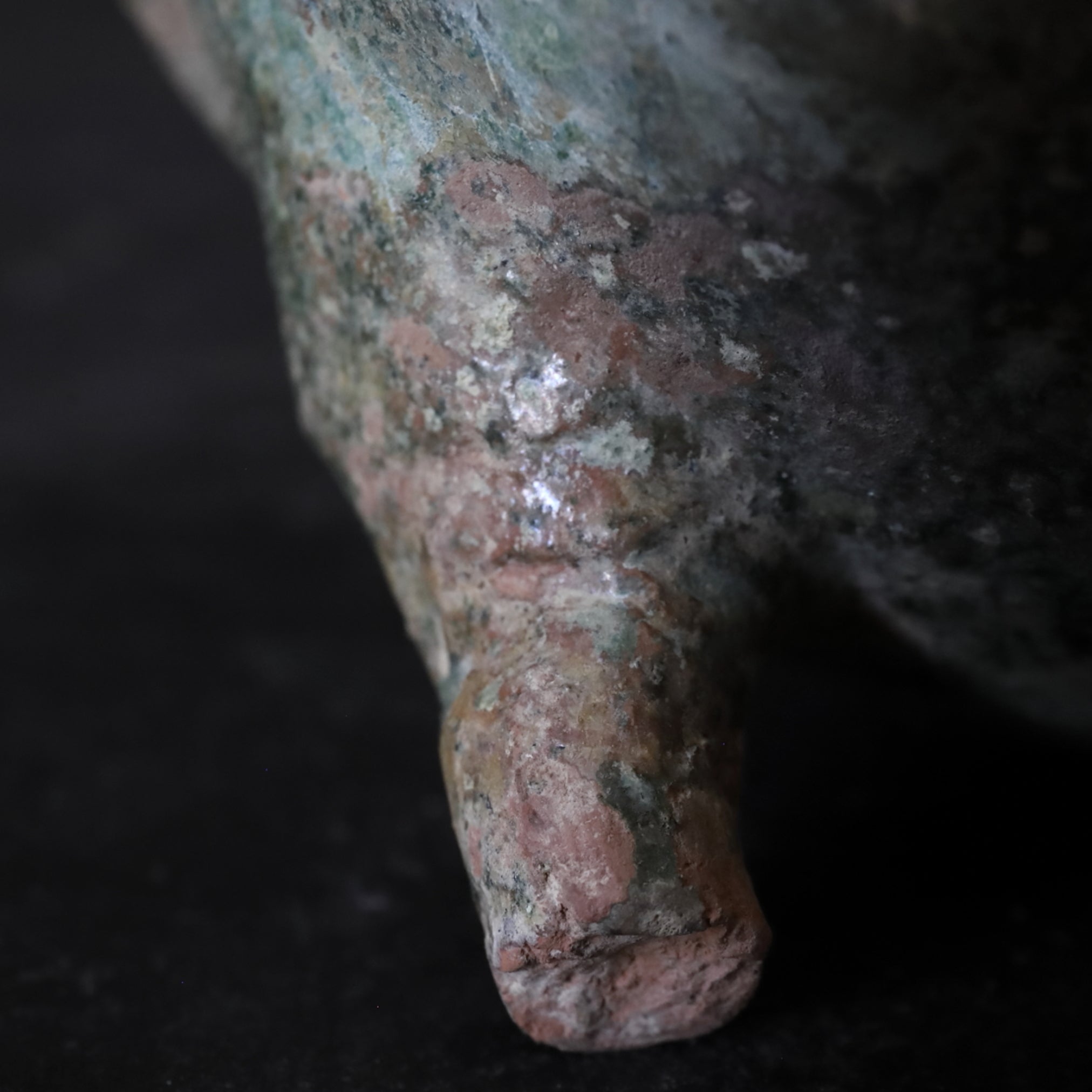 WEISSER TON TRIPOD-KESSEL, Irisierend grün glasiert, mit dreifuß, Han-Dynastie(206 v. Chr.–220 n. Chr.)