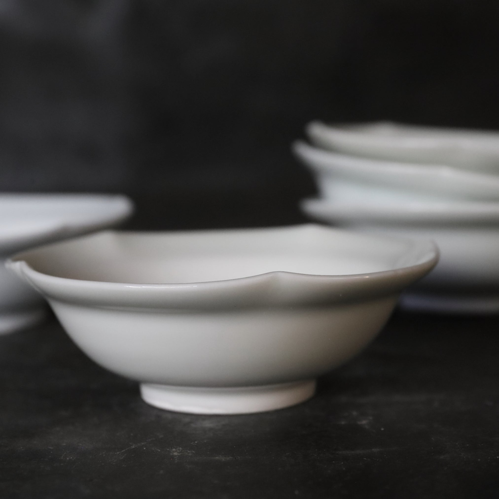 BOL / PLAT À DOUCEURS, Porcelaine blanche rebord fleuri, ensemble de 5