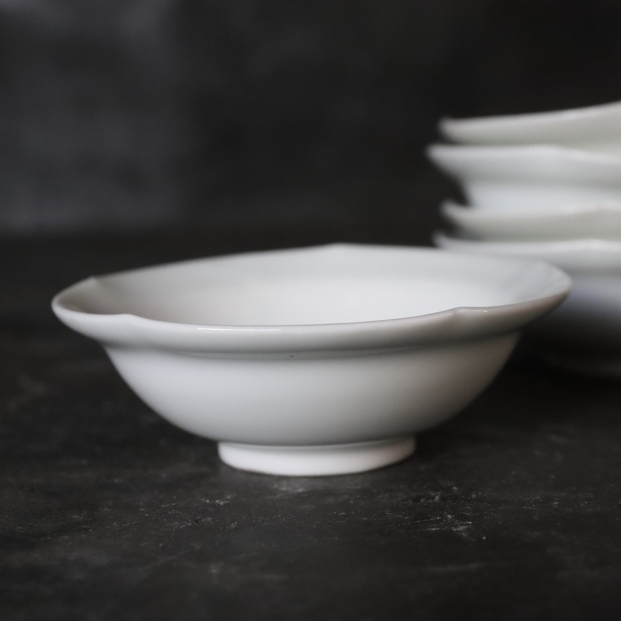BOL / PLAT À DOUCEURS, Porcelaine blanche rebord fleuri, ensemble de 5