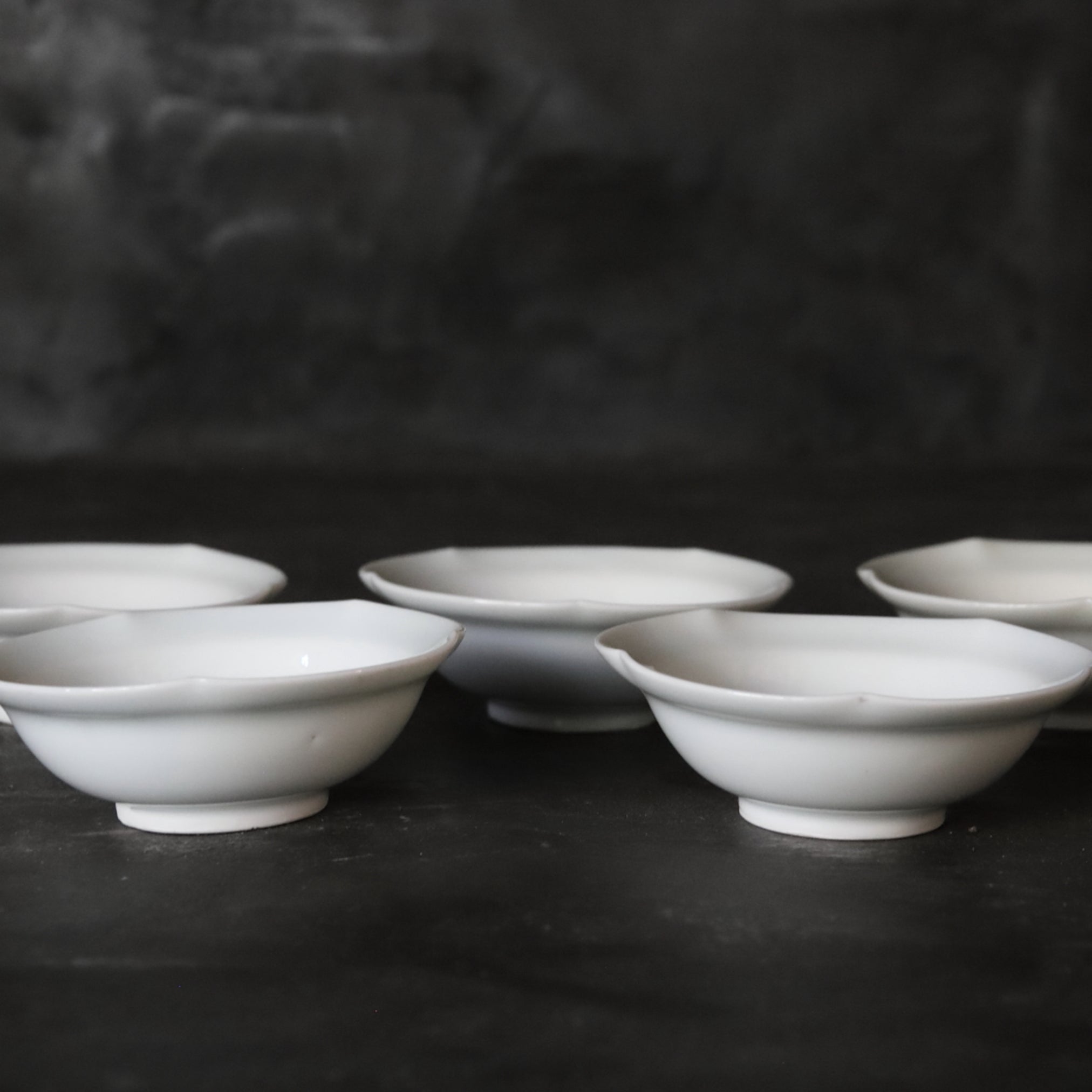 BOL / PLAT À DOUCEURS, Porcelaine blanche rebord fleuri, ensemble de 5
