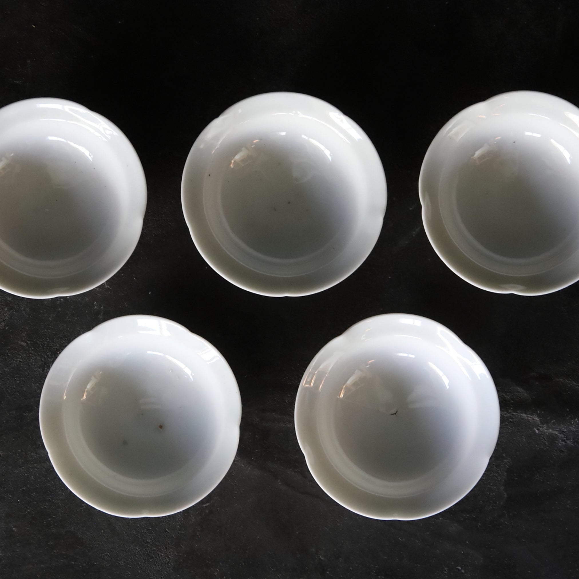 BOL / PLAT À DOUCEURS, Porcelaine blanche rebord fleuri, ensemble de 5