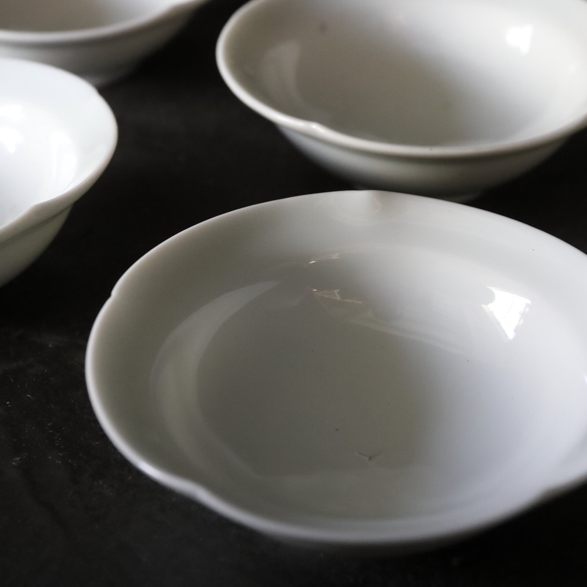BOL / PLAT À DOUCEURS, Porcelaine blanche rebord fleuri, ensemble de 5