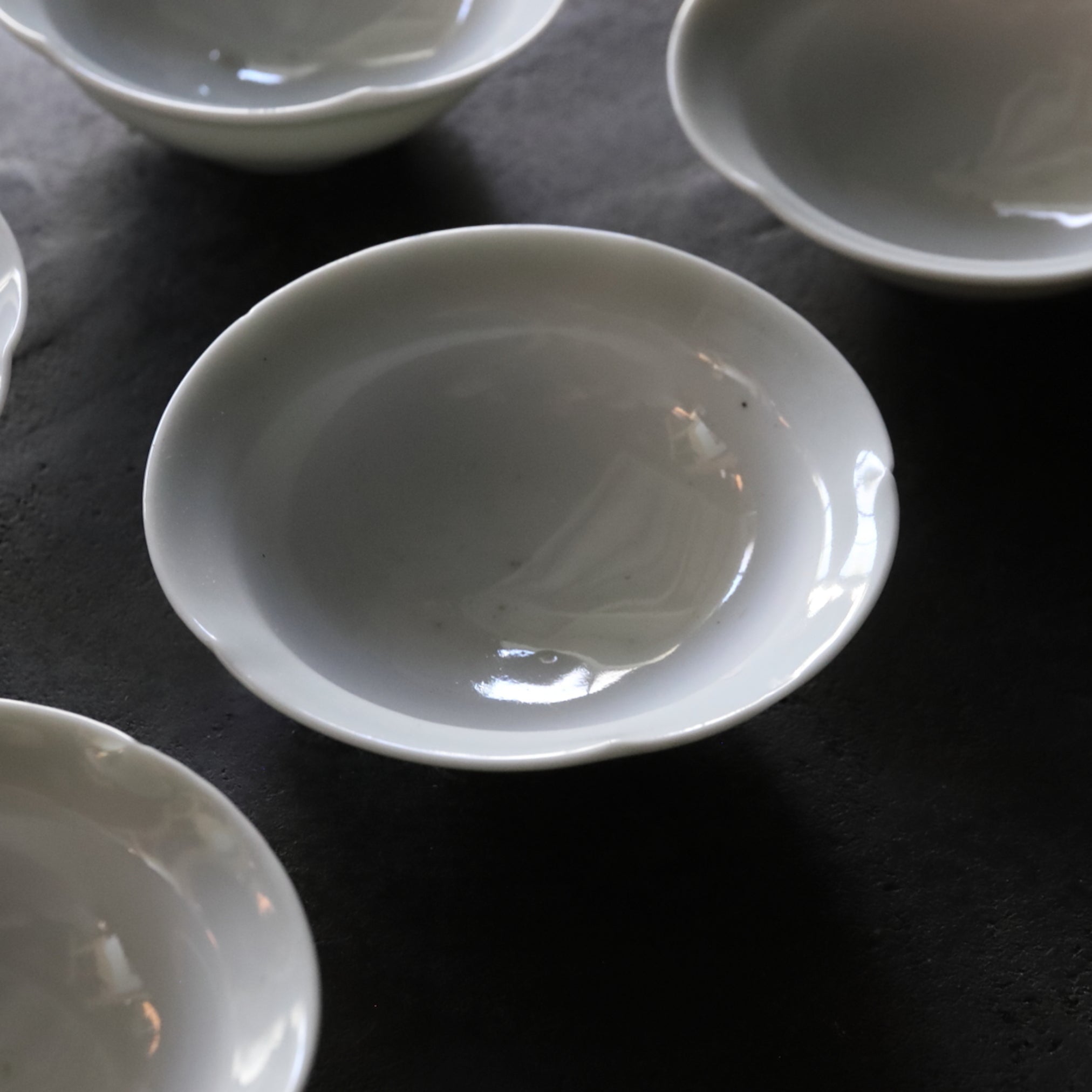 BOL / PLAT À DOUCEURS, Porcelaine blanche rebord fleuri, ensemble de 5