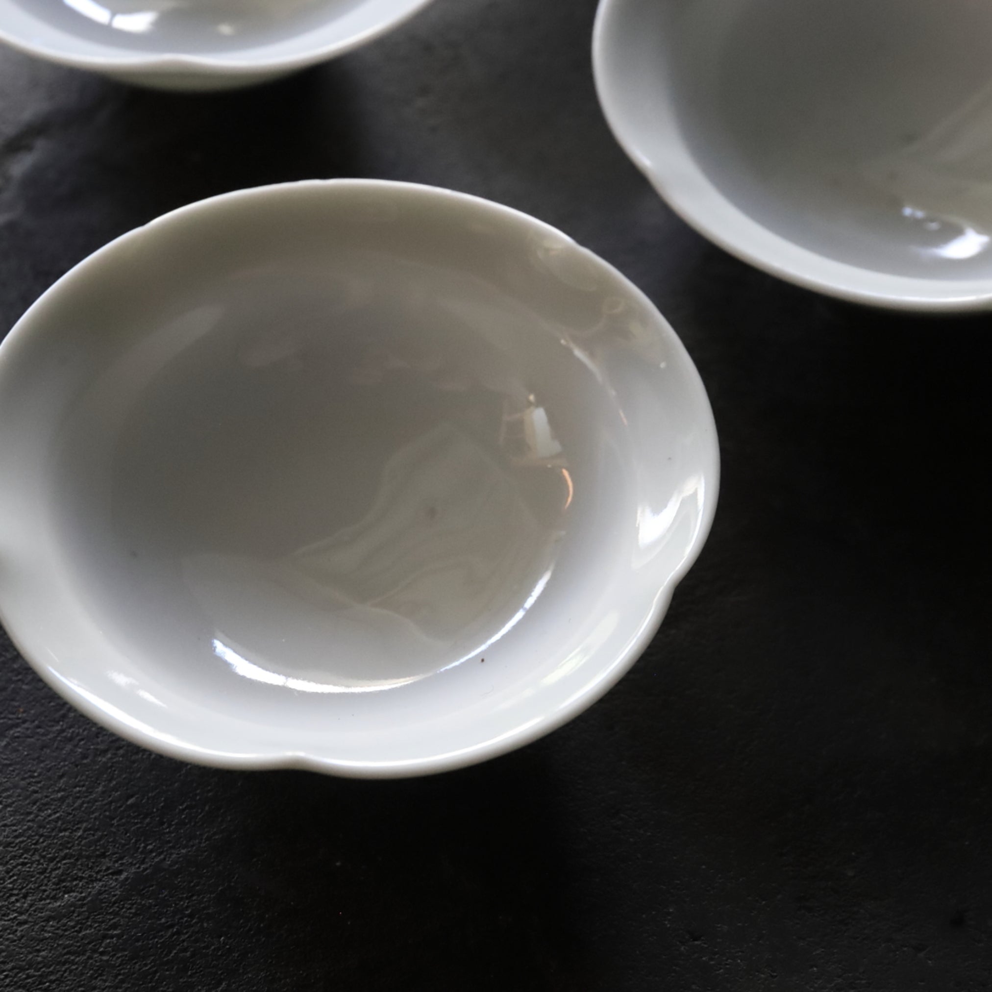 BOL / PLAT À DOUCEURS, Porcelaine blanche rebord fleuri, ensemble de 5