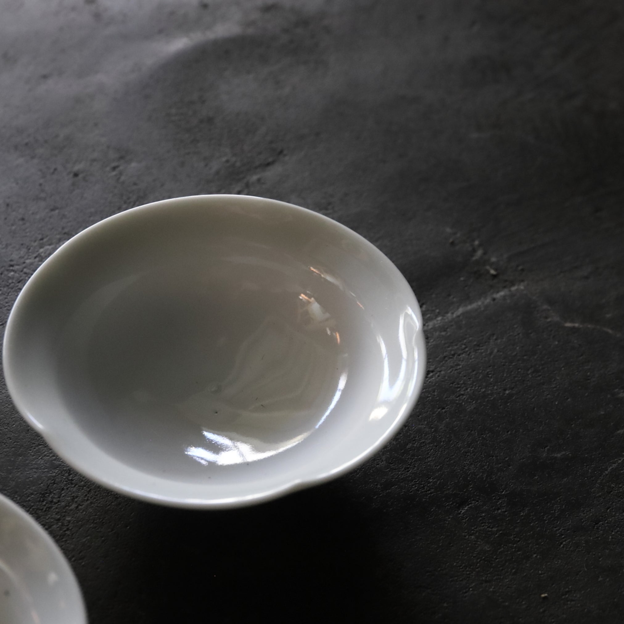 BOL / PLAT À DOUCEURS, Porcelaine blanche rebord fleuri, ensemble de 5