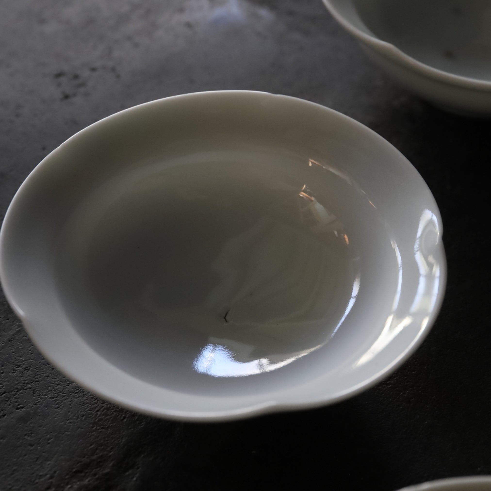 BOL / PLAT À DOUCEURS, Porcelaine blanche rebord fleuri, ensemble de 5