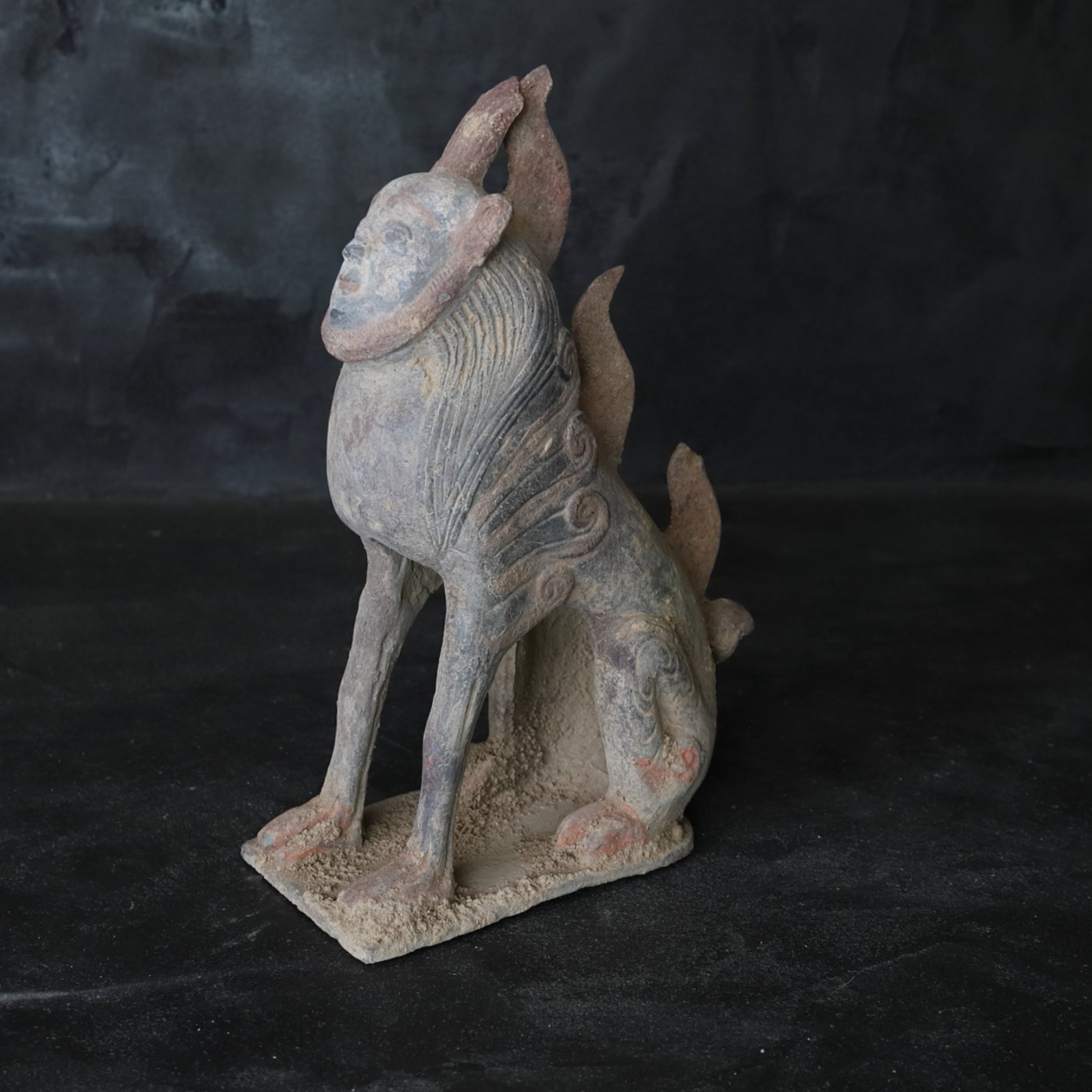 GRAFBEWAKERFIGUUR, Grijs aardewerk met slib en pigmenten, paar, Noordelijke Qi-dynastie, Oudheid(3e–12e eeuw)