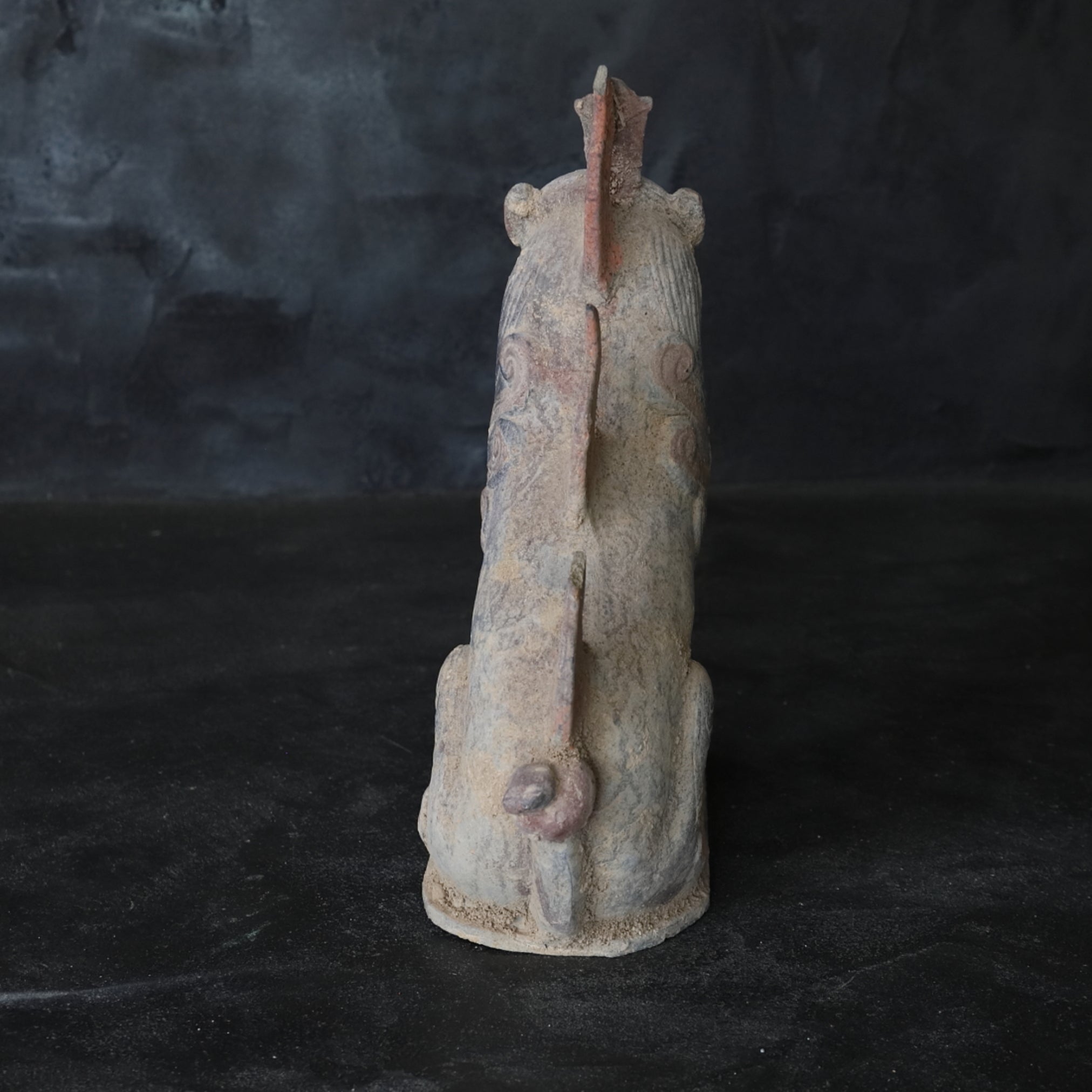 GRAFBEWAKERFIGUUR, Grijs aardewerk met slib en pigmenten, paar, Noordelijke Qi-dynastie, Oudheid(3e–12e eeuw)