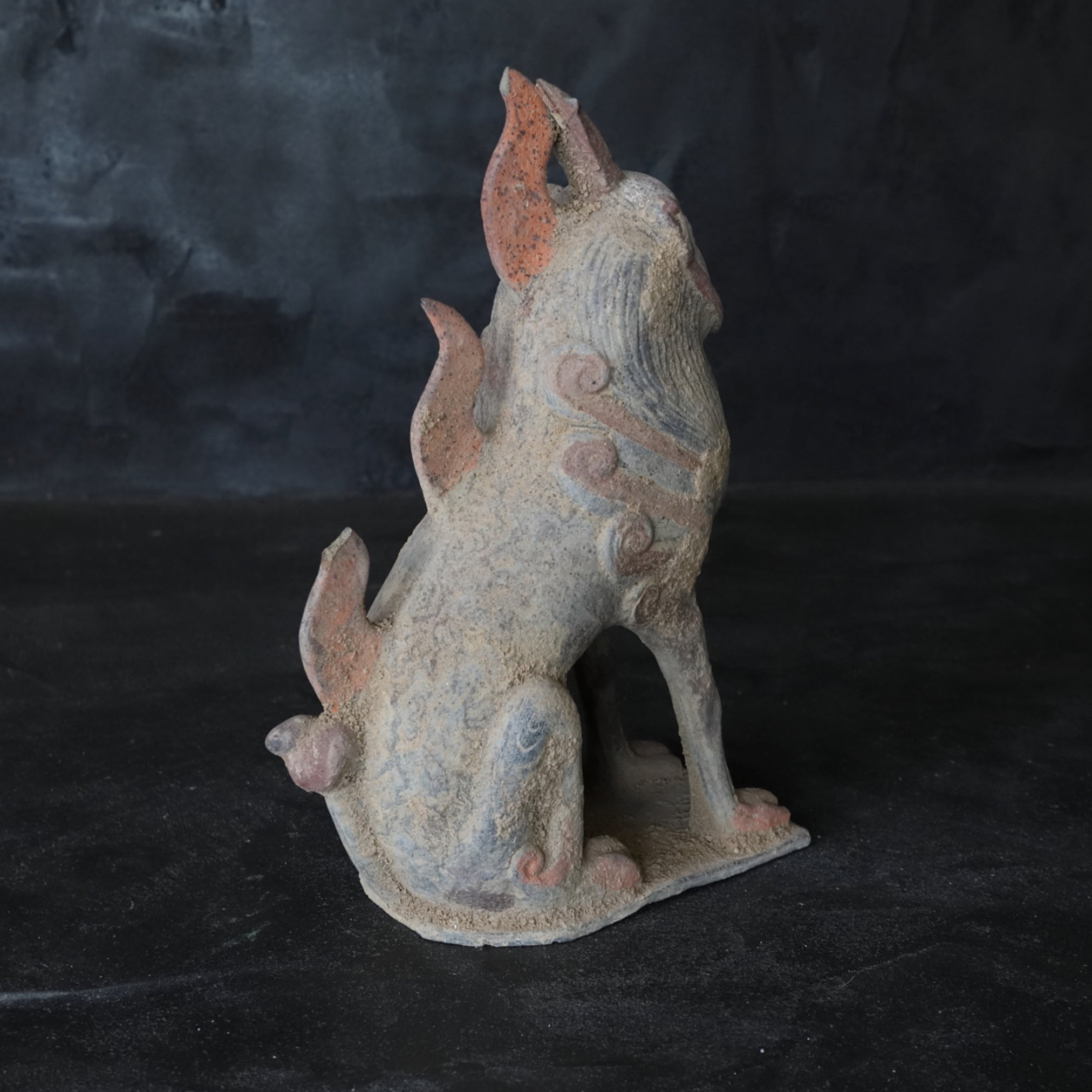 GRAFBEWAKERFIGUUR, Grijs aardewerk met slib en pigmenten, paar, Noordelijke Qi-dynastie, Oudheid(3e–12e eeuw)