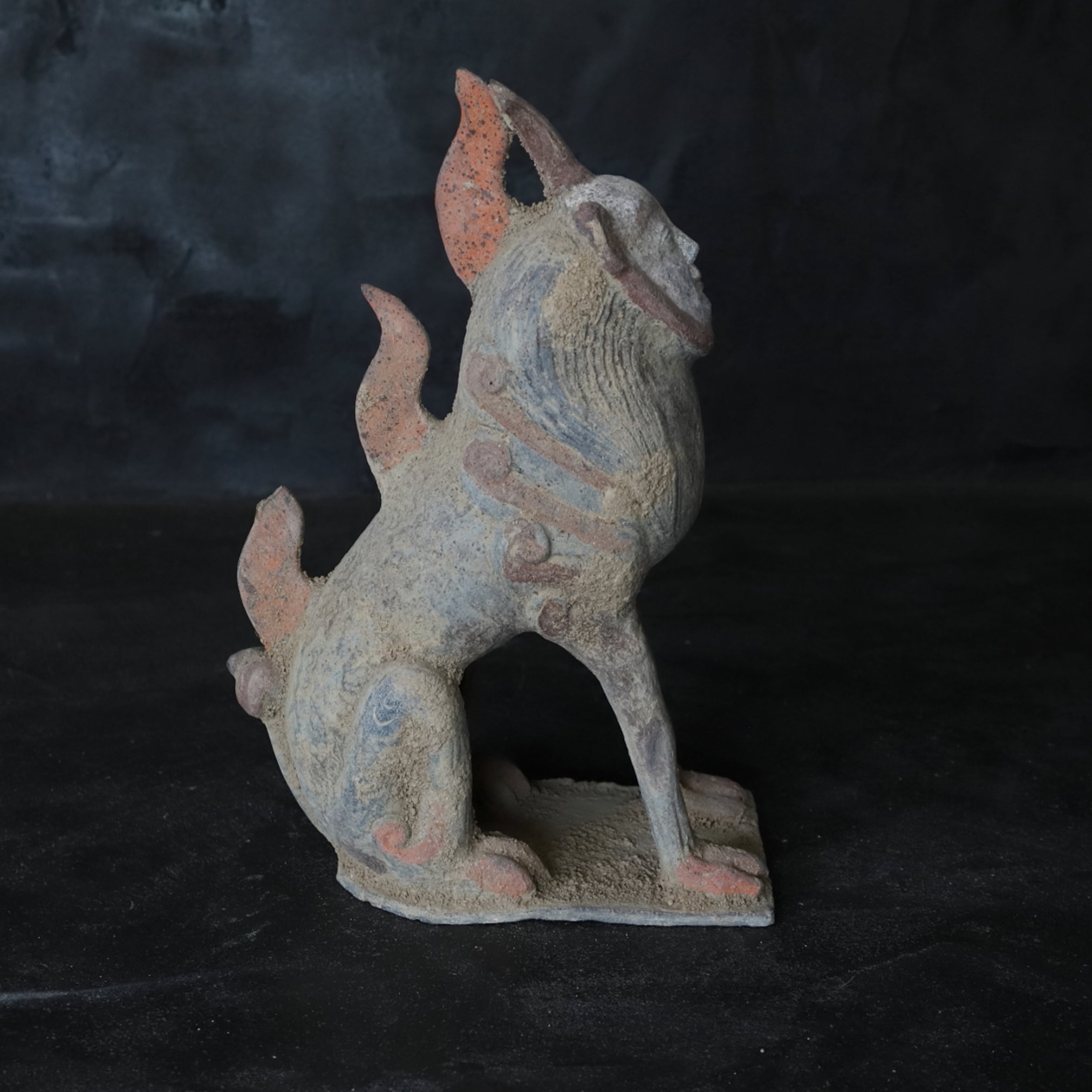 GRAFBEWAKERFIGUUR, Grijs aardewerk met slib en pigmenten, paar, Noordelijke Qi-dynastie, Oudheid(3e–12e eeuw)