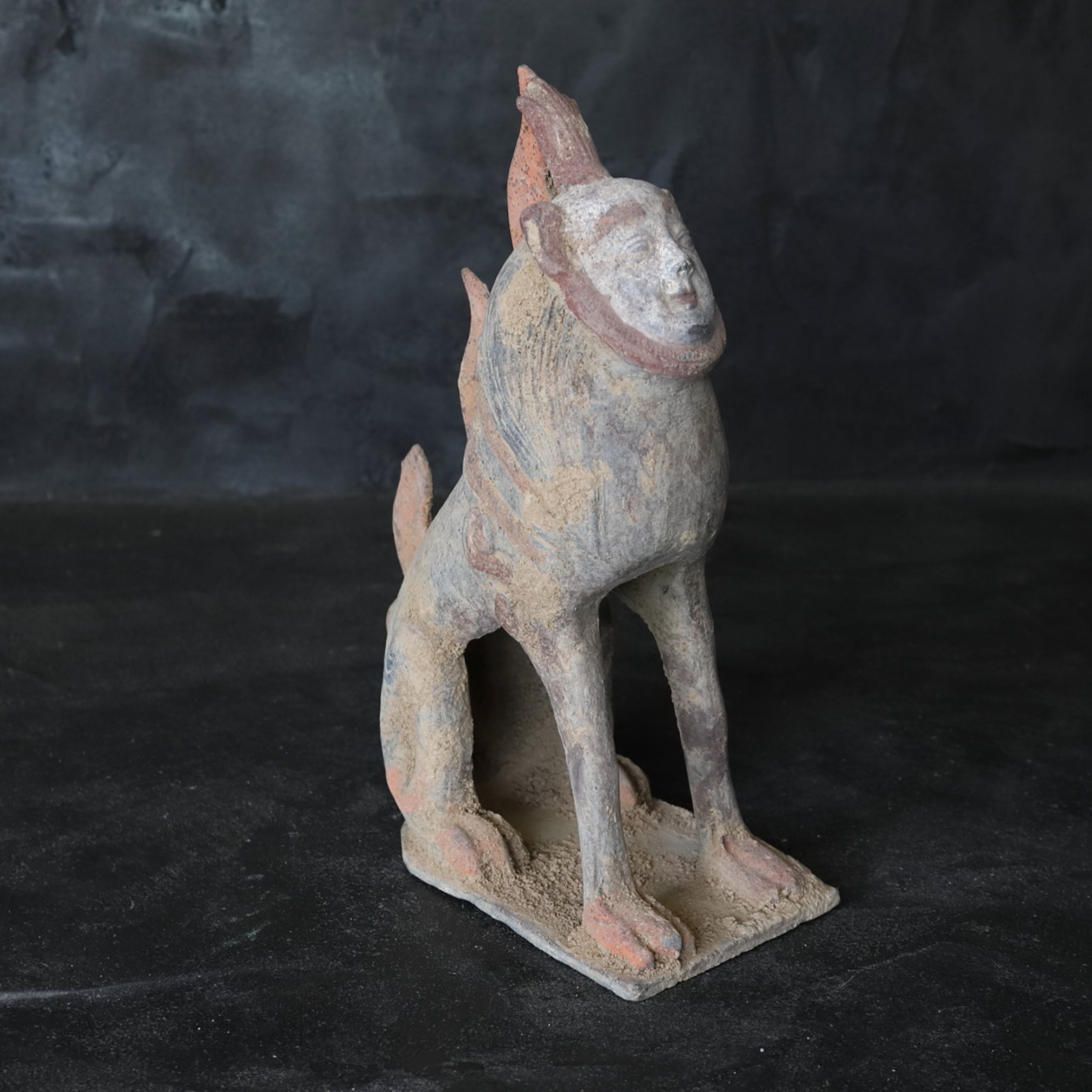 GRAFBEWAKERFIGUUR, Grijs aardewerk met slib en pigmenten, paar, Noordelijke Qi-dynastie, Oudheid(3e–12e eeuw)