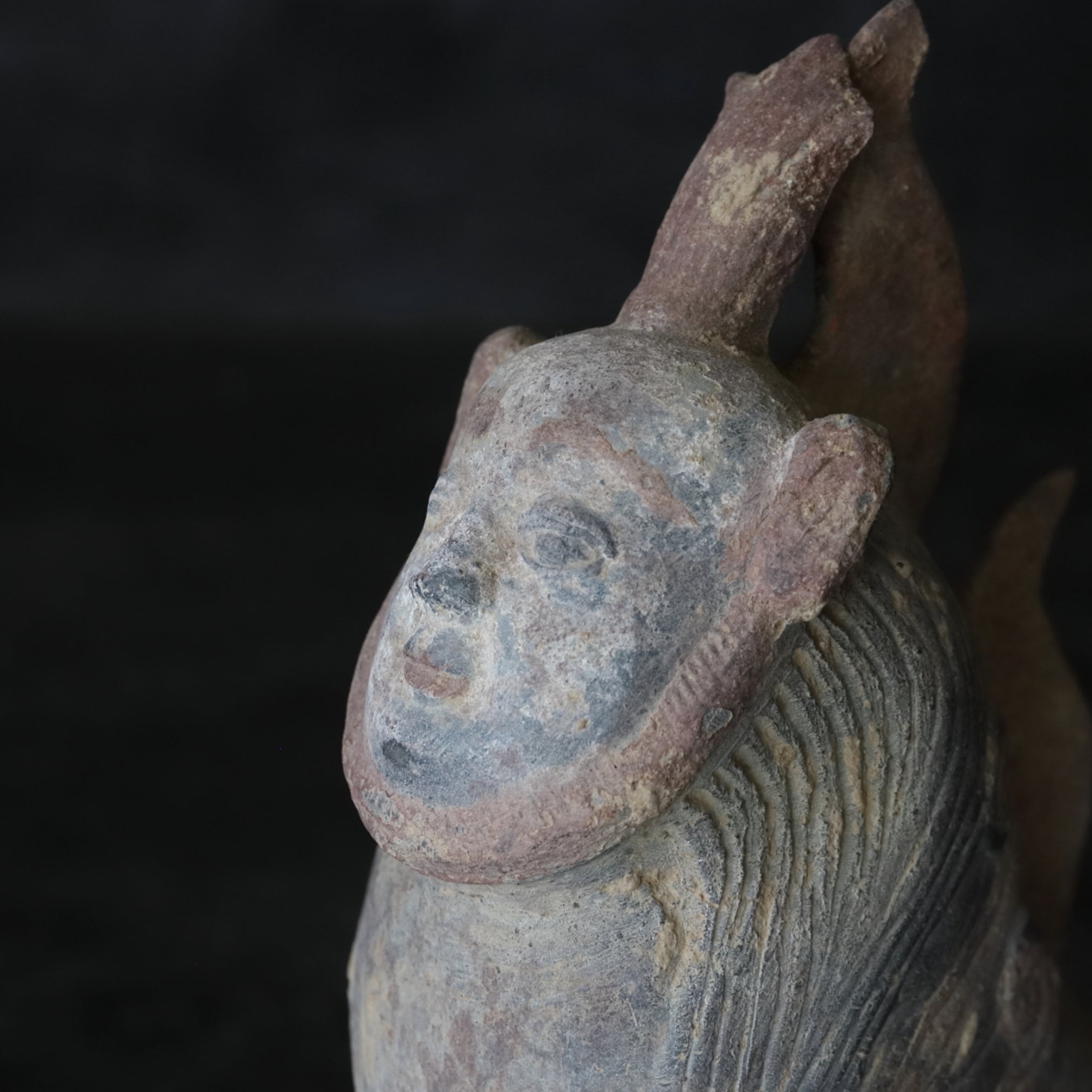 GRAFBEWAKERFIGUUR, Grijs aardewerk met slib en pigmenten, paar, Noordelijke Qi-dynastie, Oudheid(3e–12e eeuw)
