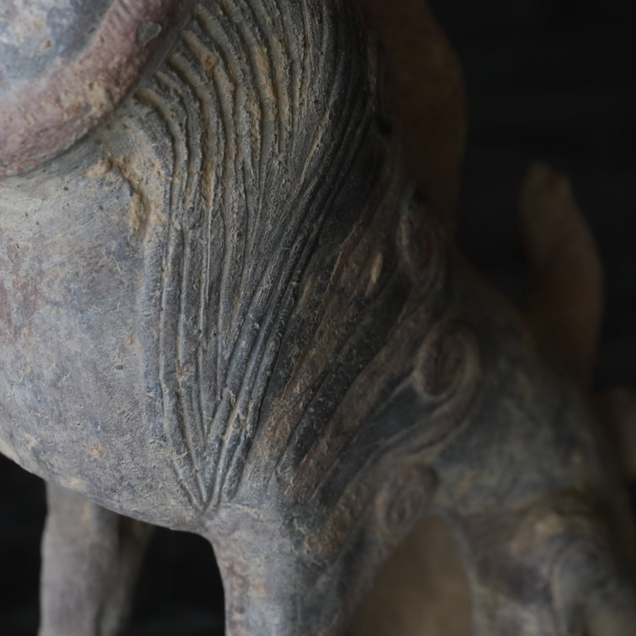 GRAFBEWAKERFIGUUR, Grijs aardewerk met slib en pigmenten, paar, Noordelijke Qi-dynastie, Oudheid(3e–12e eeuw)