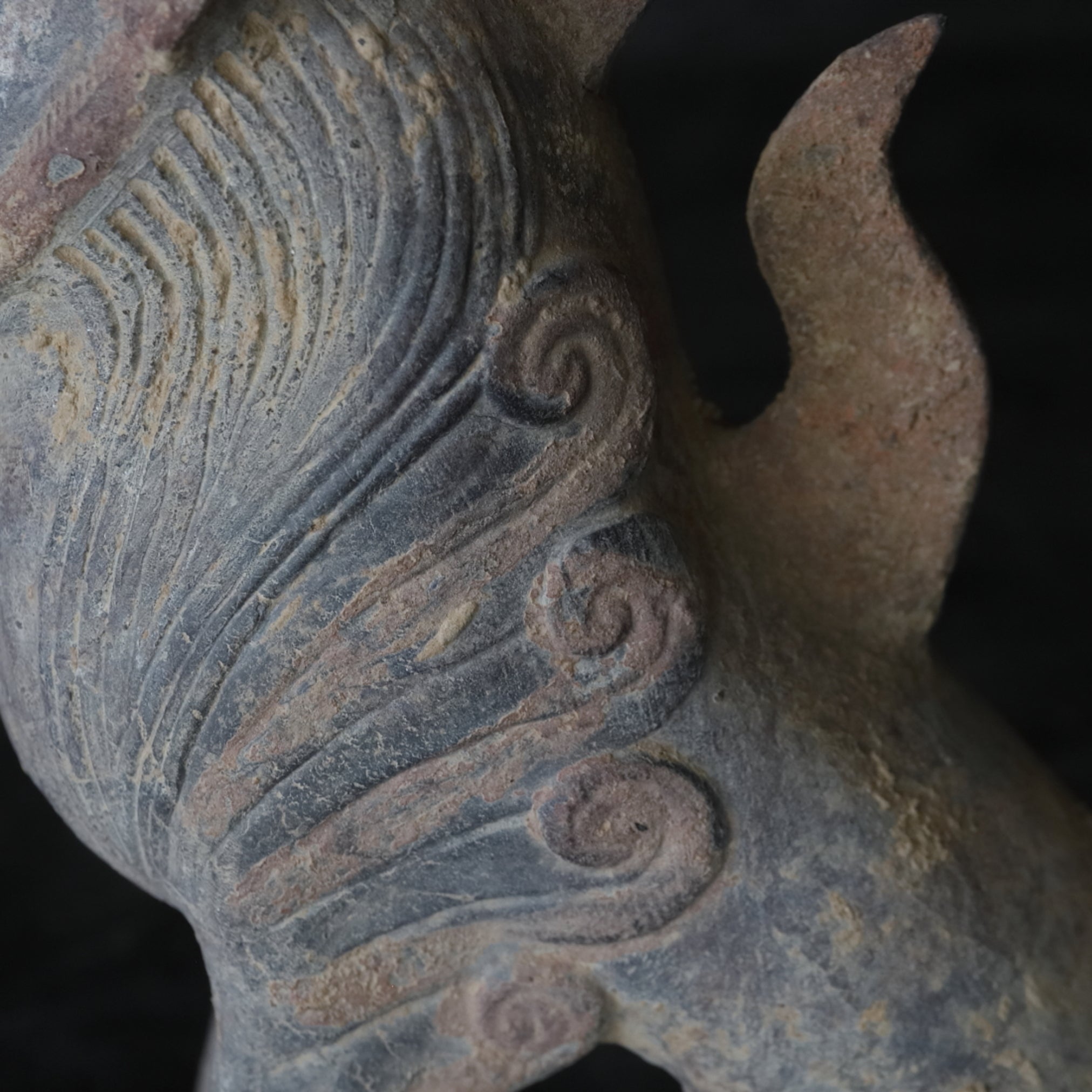 GRAFBEWAKERFIGUUR, Grijs aardewerk met slib en pigmenten, paar, Noordelijke Qi-dynastie, Oudheid(3e–12e eeuw)