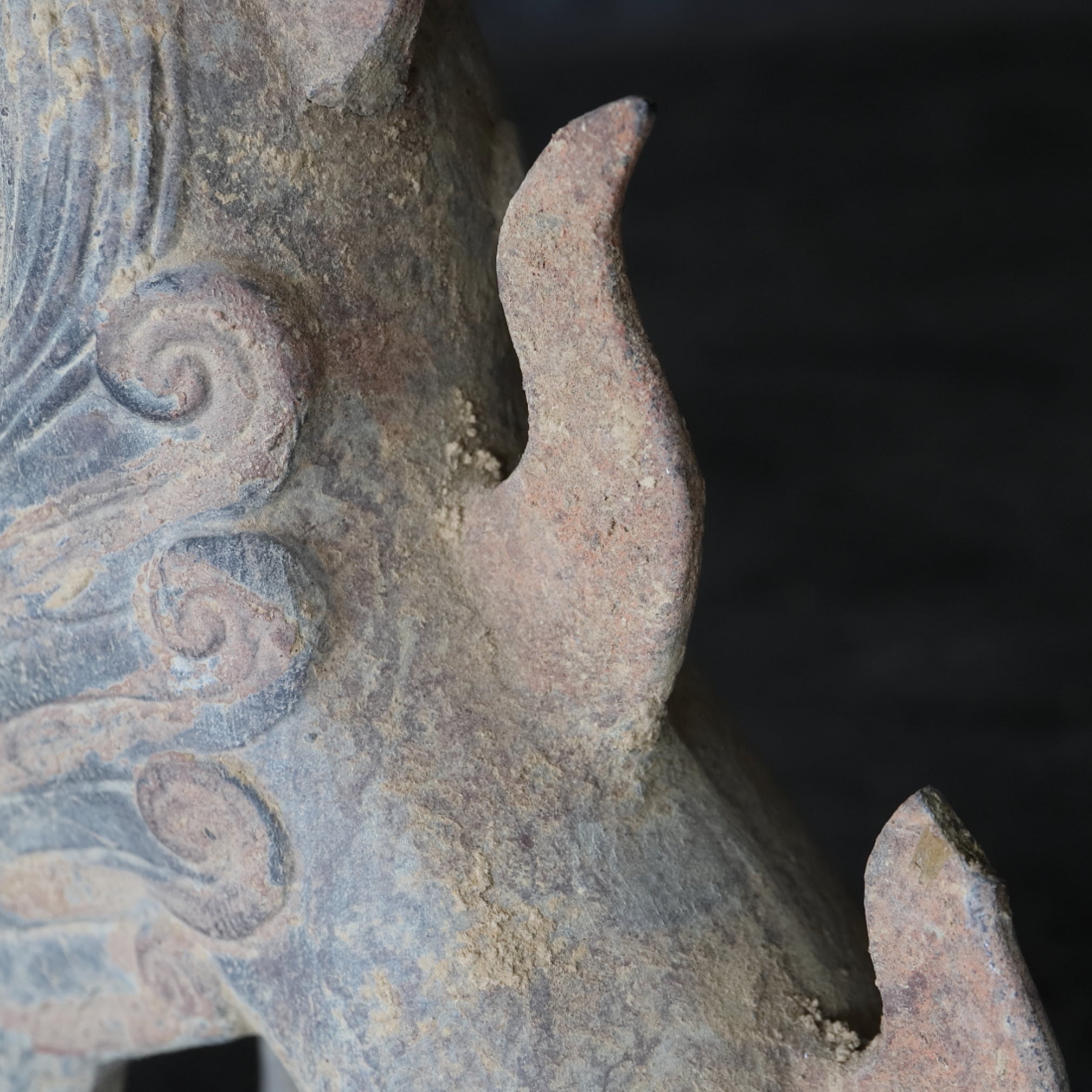 GRAFBEWAKERFIGUUR, Grijs aardewerk met slib en pigmenten, paar, Noordelijke Qi-dynastie, Oudheid(3e–12e eeuw)