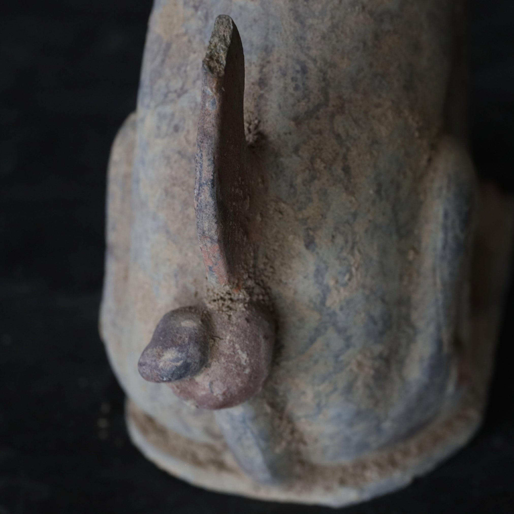 GRAFBEWAKERFIGUUR, Grijs aardewerk met slib en pigmenten, paar, Noordelijke Qi-dynastie, Oudheid(3e–12e eeuw)